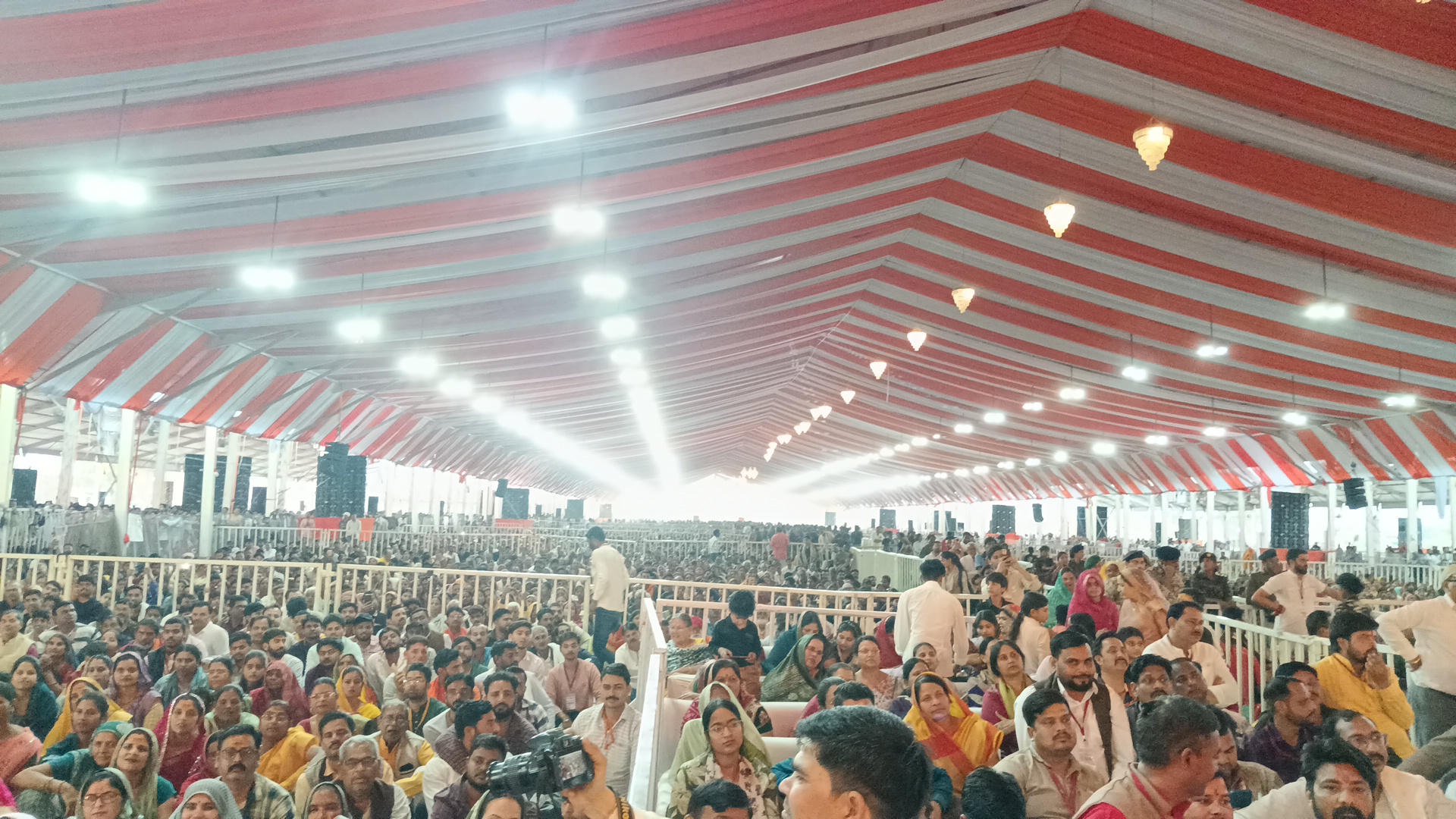 डबरा में आयोजित नवग्रह शक्तिपीठ प्राण प्रतिष्ठा महोत्सव के सातवें दिन प्रसिद्ध कथावाचक धीरेंद्र कृष्ण शास्त्री की पावन हनुमंत कथा का शुभारंभ