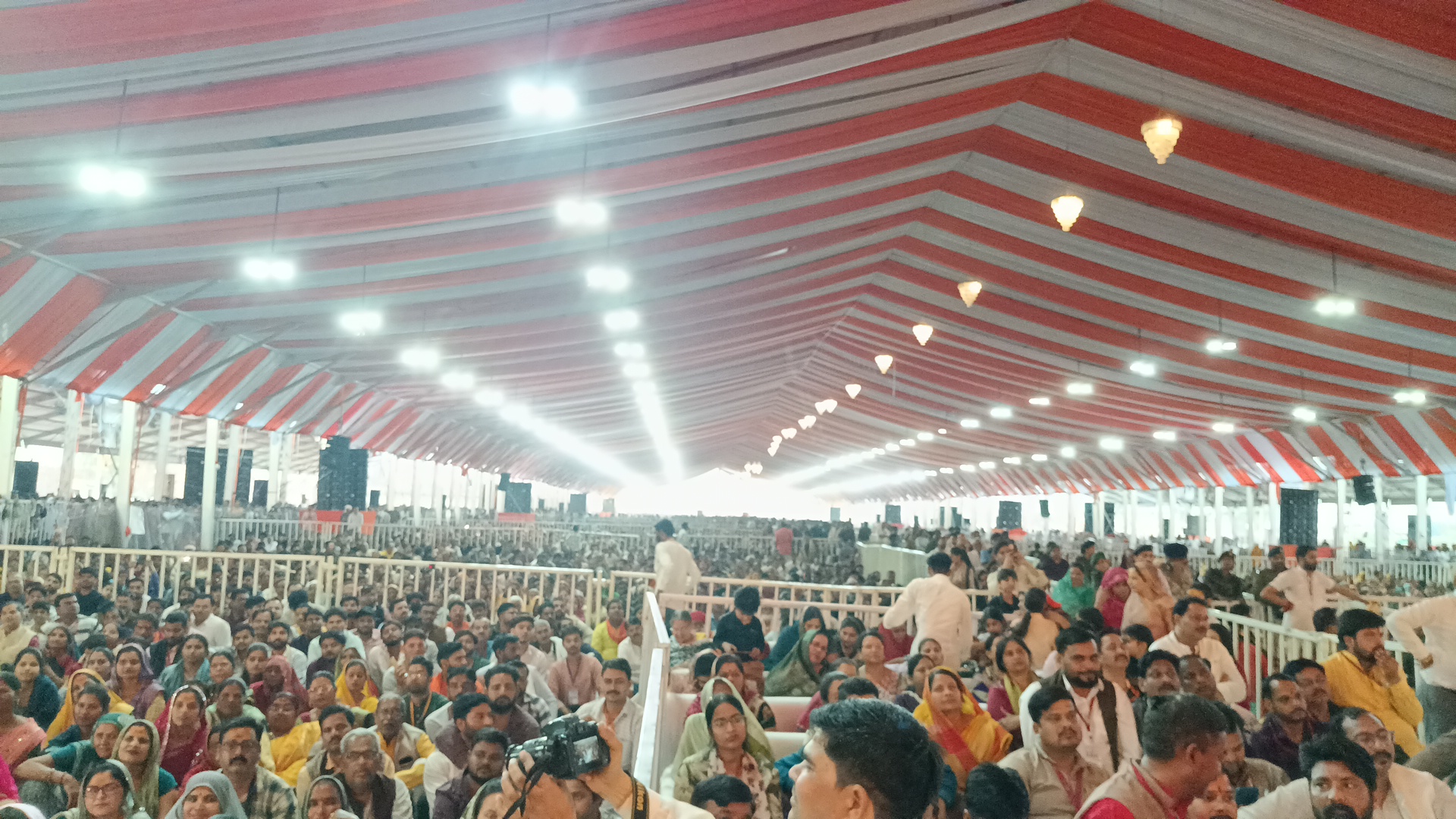 डबरा में आयोजित नवग्रह शक्तिपीठ प्राण प्रतिष्ठा महोत्सव के सातवें दिन प्रसिद्ध कथावाचक धीरेंद्र कृष्ण शास्त्री की पावन हनुमंत कथा का शुभारंभ