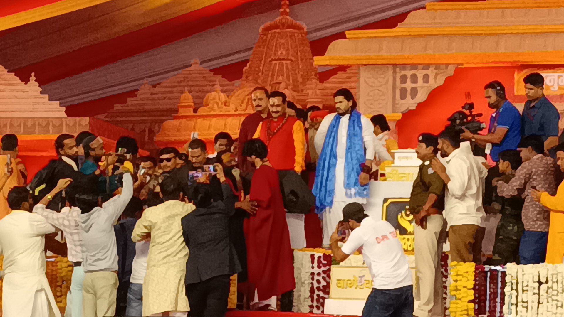 डबरा में आयोजित नवग्रह शक्तिपीठ प्राण प्रतिष्ठा महोत्सव के सातवें दिन प्रसिद्ध कथावाचक धीरेंद्र कृष्ण शास्त्री की पावन हनुमंत कथा का शुभारंभ