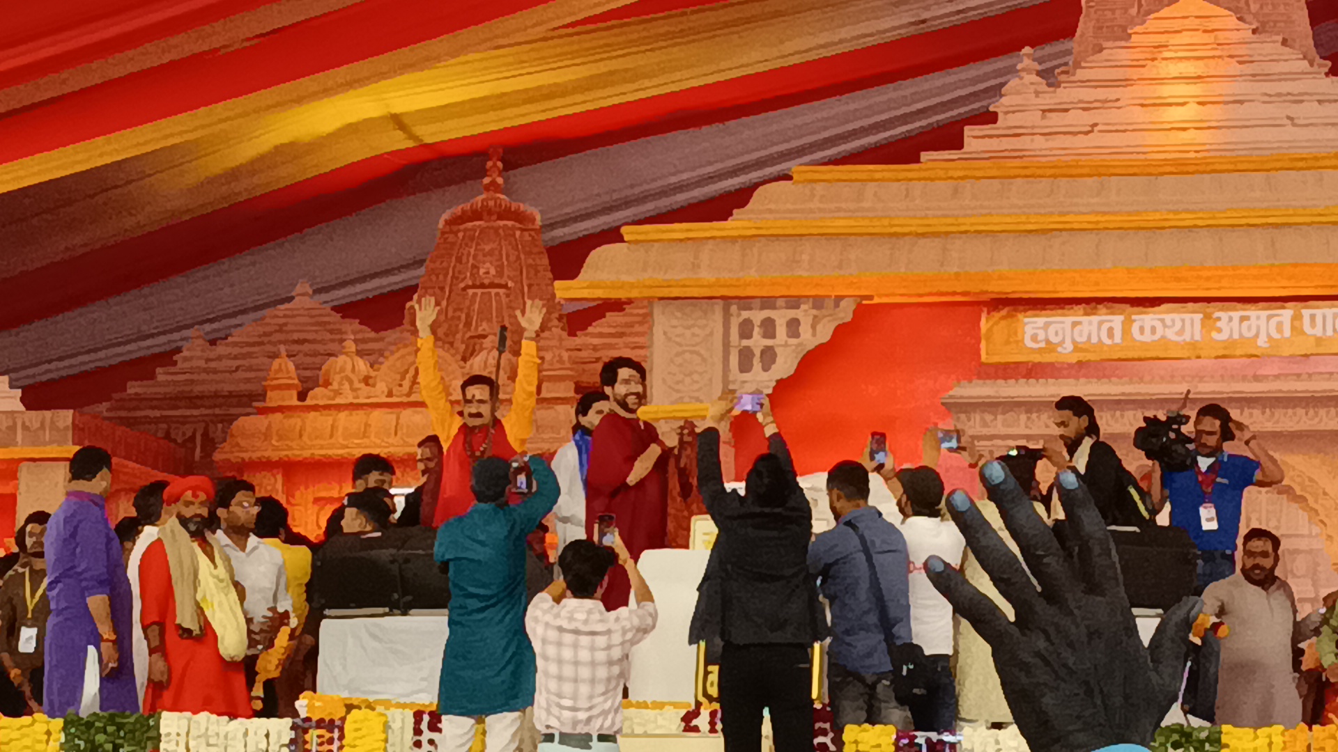 डबरा में आयोजित नवग्रह शक्तिपीठ प्राण प्रतिष्ठा महोत्सव के सातवें दिन प्रसिद्ध कथावाचक धीरेंद्र कृष्ण शास्त्री की पावन हनुमंत कथा का शुभारंभ