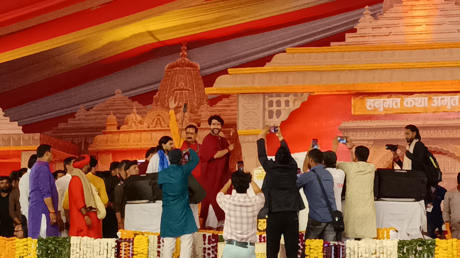 डबरा में आयोजित नवग्रह शक्तिपीठ प्राण प्रतिष्ठा महोत्सव के सातवें दिन प्रसिद्ध कथावाचक धीरेंद्र कृष्ण शास्त्री की पावन हनुमंत कथा का शुभारंभ