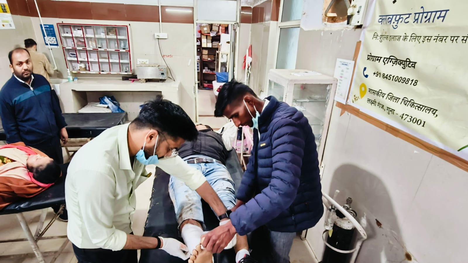 तेज रफ्तार ट्रक ने कुशमोदा में मचाई तबाही बैंकों को मारी टक्कर चार घायल एक युवक की दर्दनाक मौत