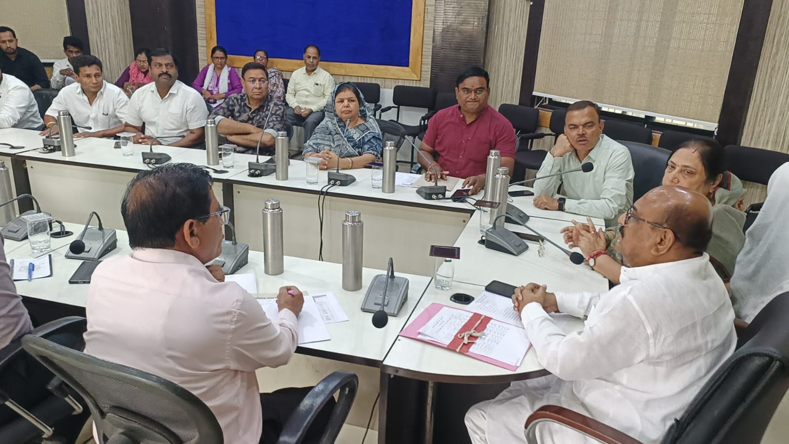 निगम में हाई अलर्ट मीटिंग: महापौर माधुरी पटेल का एक्शन मोड, कर वसूली से लेकर विकास कार्यों तक सख्त आदेश! 