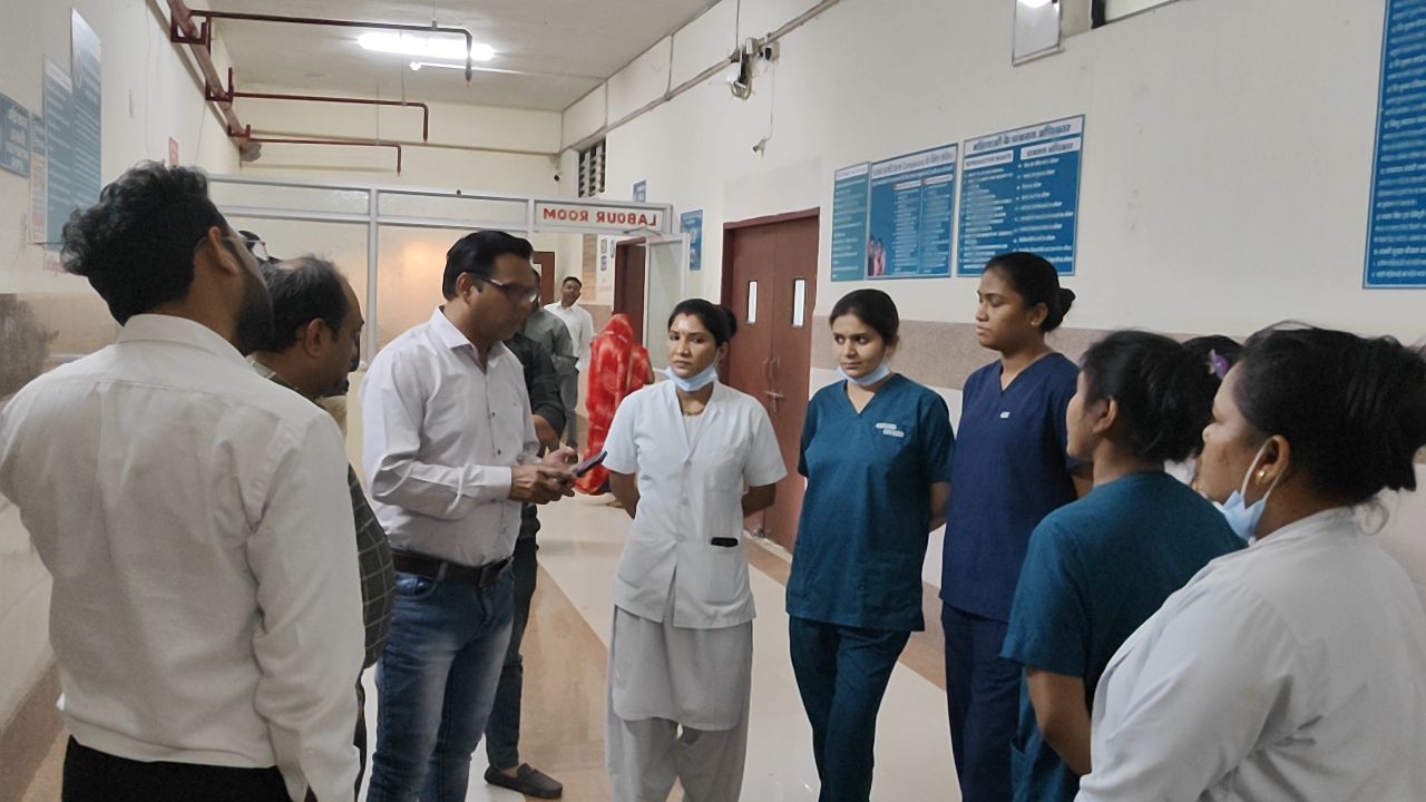 जिला अस्पताल में सीएमएचओ डॉ. राजेंद्र वर्मा का औचक निरीक्षण, लापरवाही पर सख्त हिदायत