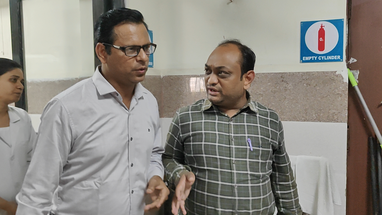जिला अस्पताल में सीएमएचओ डॉ. राजेंद्र वर्मा का औचक निरीक्षण, लापरवाही पर सख्त हिदायत