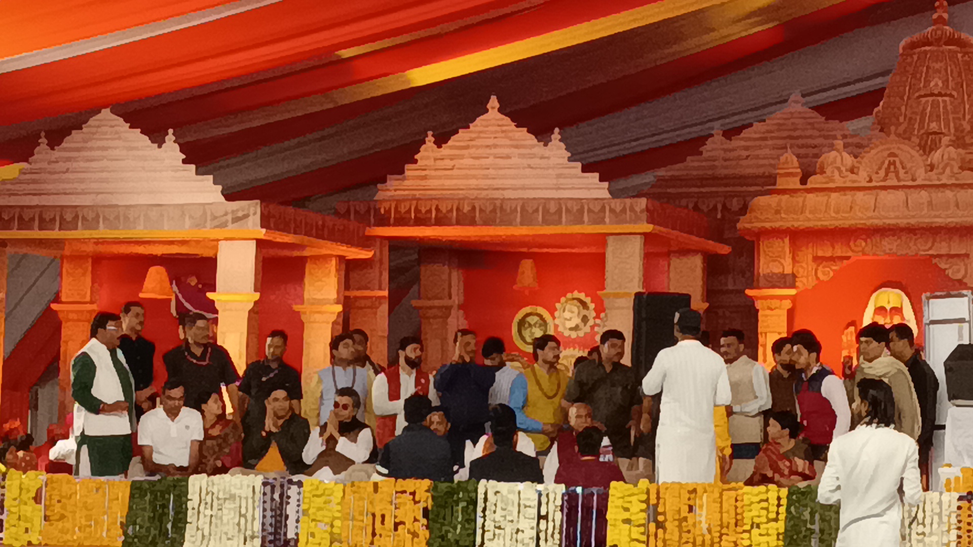 डबरा नवग्रह शक्तिपीठ प्राण प्रतिष्ठा महोत्सव का आठवां दिन फिल्मी जगत एवं राजनेताओं का लगा रहा तांता । पूर्व गृह मंत्री ने किया स्वागत 