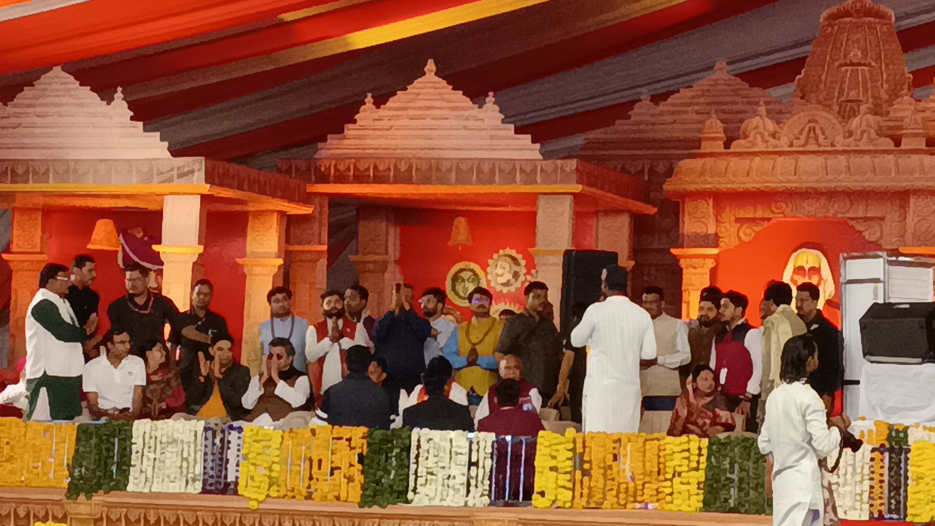 डबरा नवग्रह शक्तिपीठ प्राण प्रतिष्ठा महोत्सव का आठवां दिन फिल्मी जगत एवं राजनेताओं का लगा रहा तांता । पूर्व गृह मंत्री ने किया स्वागत 