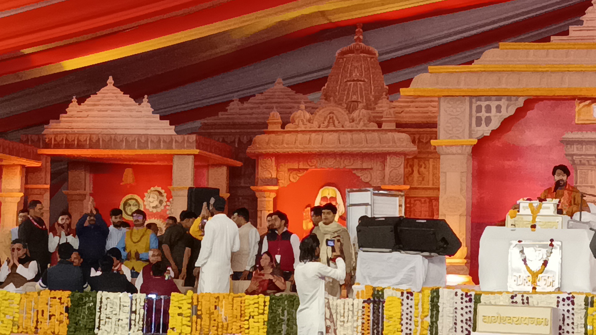डबरा नवग्रह शक्तिपीठ प्राण प्रतिष्ठा महोत्सव का आठवां दिन फिल्मी जगत एवं राजनेताओं का लगा रहा तांता । पूर्व गृह मंत्री ने किया स्वागत 