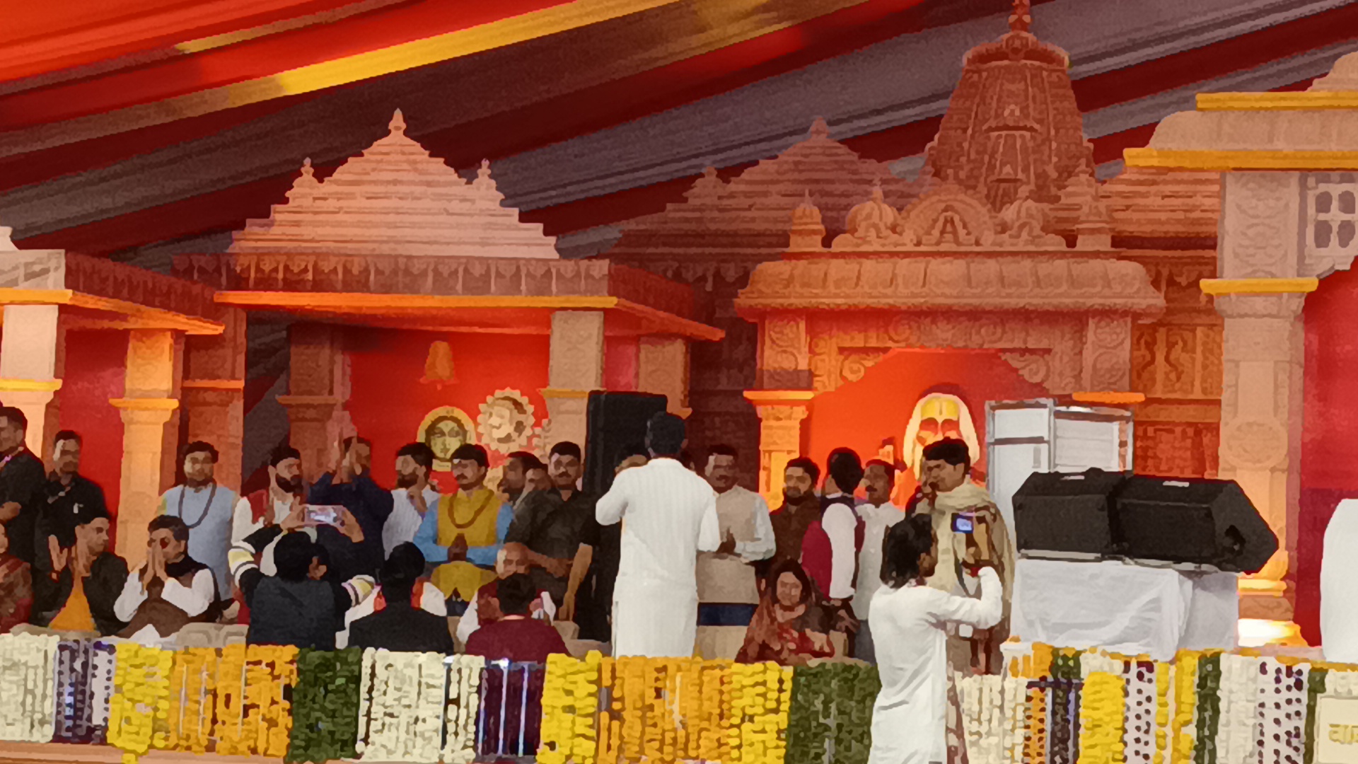 डबरा नवग्रह शक्तिपीठ प्राण प्रतिष्ठा महोत्सव का आठवां दिन फिल्मी जगत एवं राजनेताओं का लगा रहा तांता । पूर्व गृह मंत्री ने किया स्वागत 
