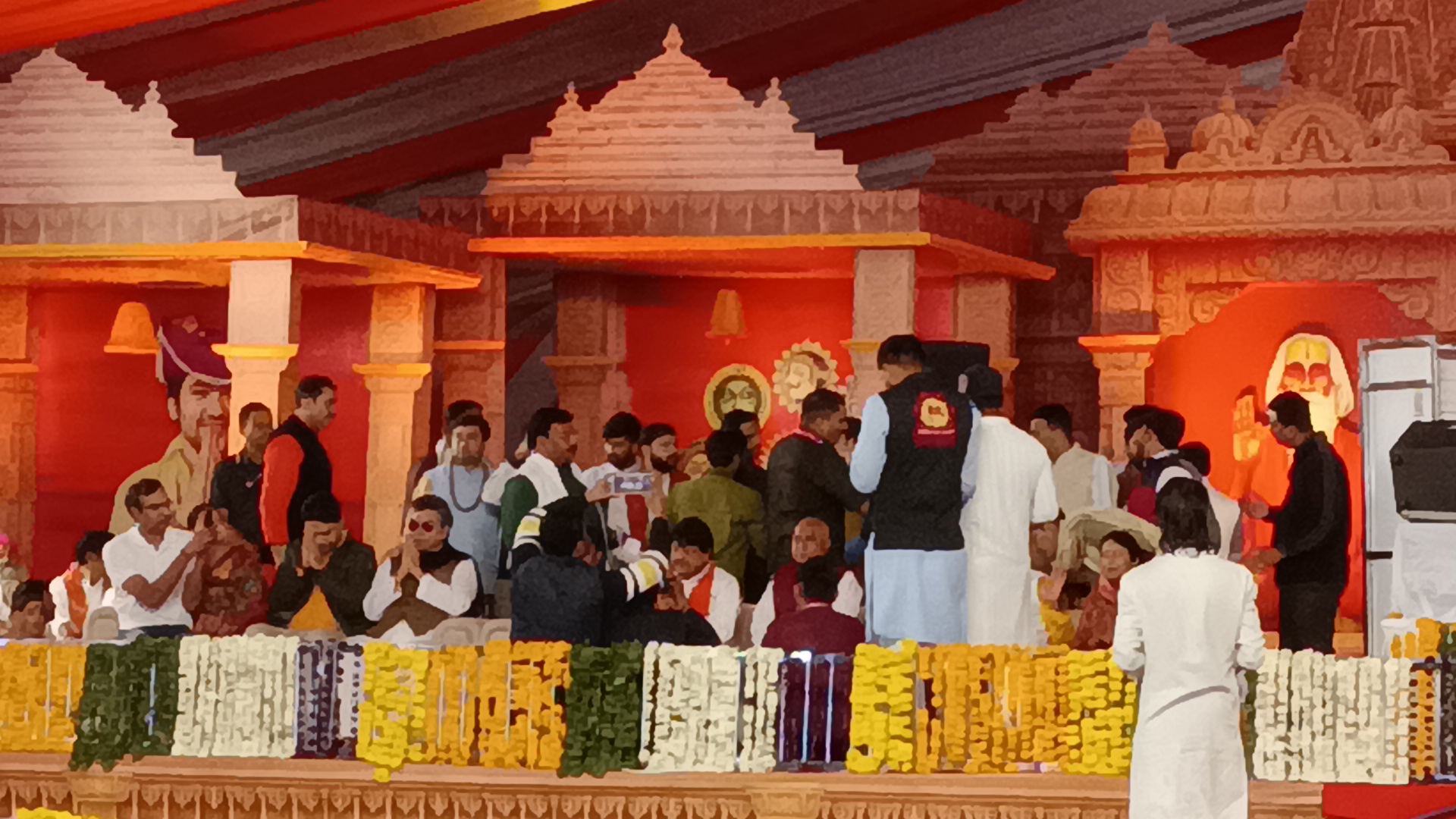 डबरा नवग्रह शक्तिपीठ प्राण प्रतिष्ठा महोत्सव का आठवां दिन फिल्मी जगत एवं राजनेताओं का लगा रहा तांता । पूर्व गृह मंत्री ने किया स्वागत 