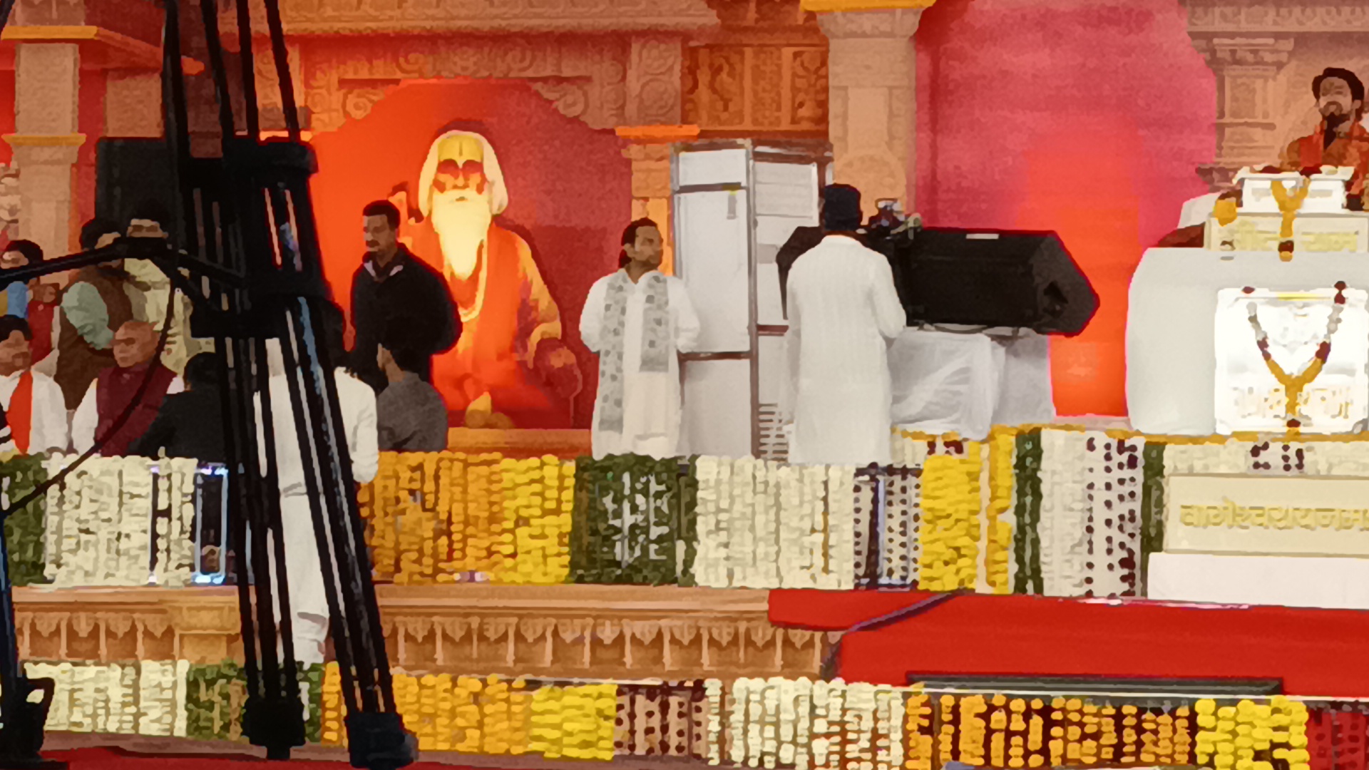 डबरा नवग्रह शक्तिपीठ प्राण प्रतिष्ठा महोत्सव का आठवां दिन फिल्मी जगत एवं राजनेताओं का लगा रहा तांता । पूर्व गृह मंत्री ने किया स्वागत 