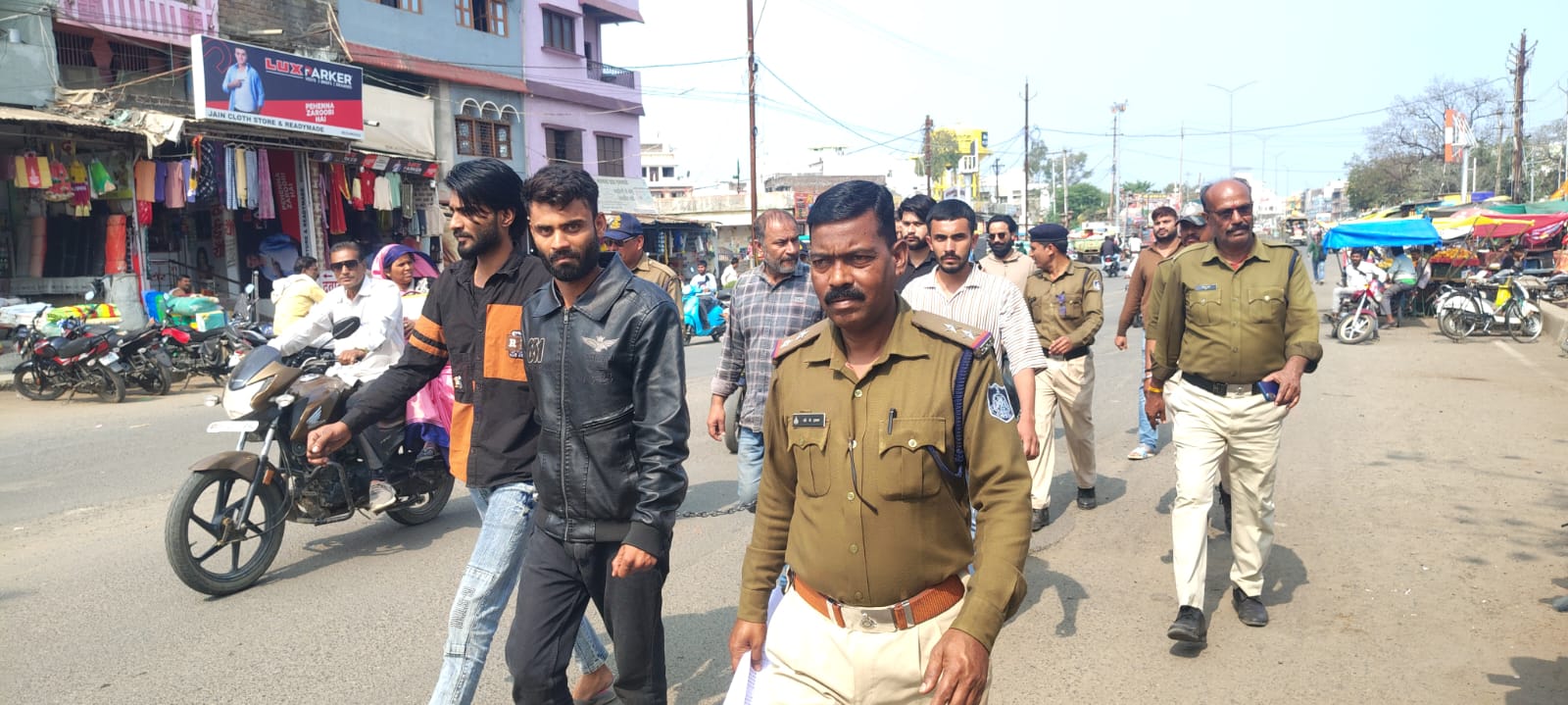 बेगमगंज में जमानत पर छूटे बदमाशों का शक्ति प्रदर्शन फेल, पुलिस ने दोबारा दबोचा; गाड़ी खराब होने पर पैदल निकाला जुलूस posted by Naseem Ali from Raisen