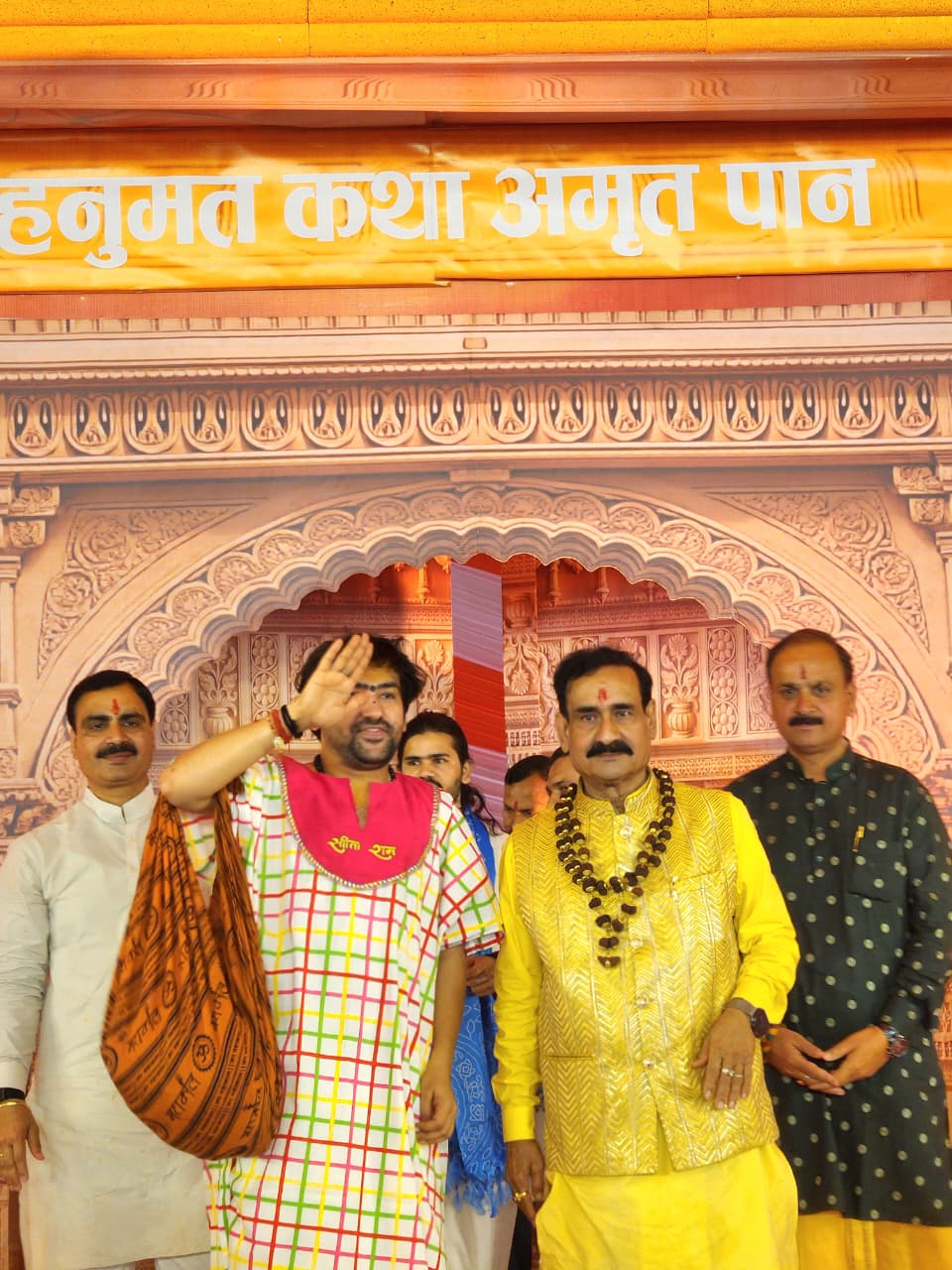 नवग्रह प्राण-प्रतिष्ठा महोत्सव का नवां दिन पं. श्री धीरेन्द्र शास्त्री जी द्वारा लगाए गए दिव्य दरबार मेें पीड़ित लोग रोत हुए आए हंसते हुए गए