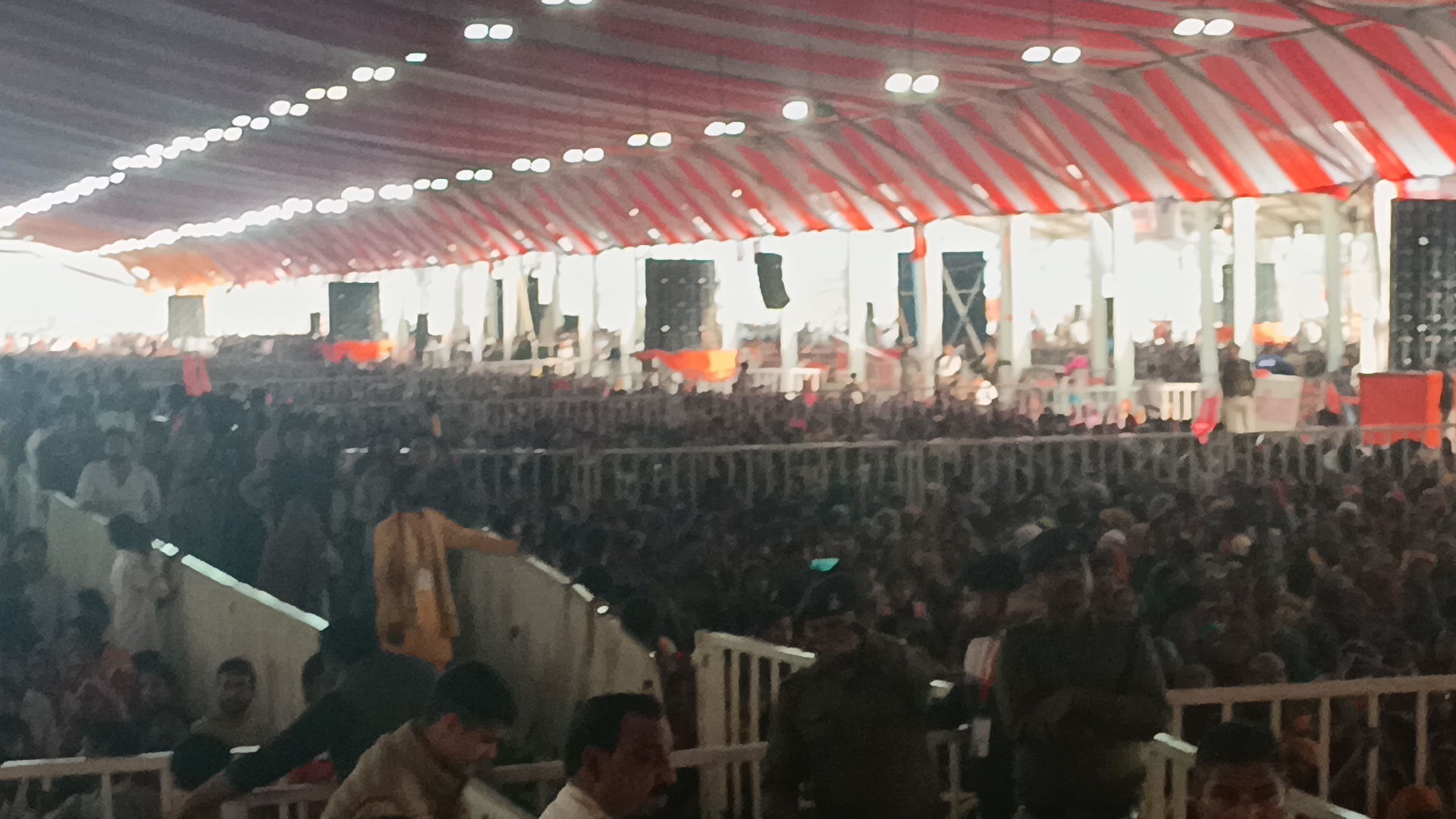 नवग्रह प्राण-प्रतिष्ठा महोत्सव का नवां दिन पं. श्री धीरेन्द्र शास्त्री जी द्वारा लगाए गए दिव्य दरबार मेें पीड़ित लोग रोत हुए आए हंसते हुए गए