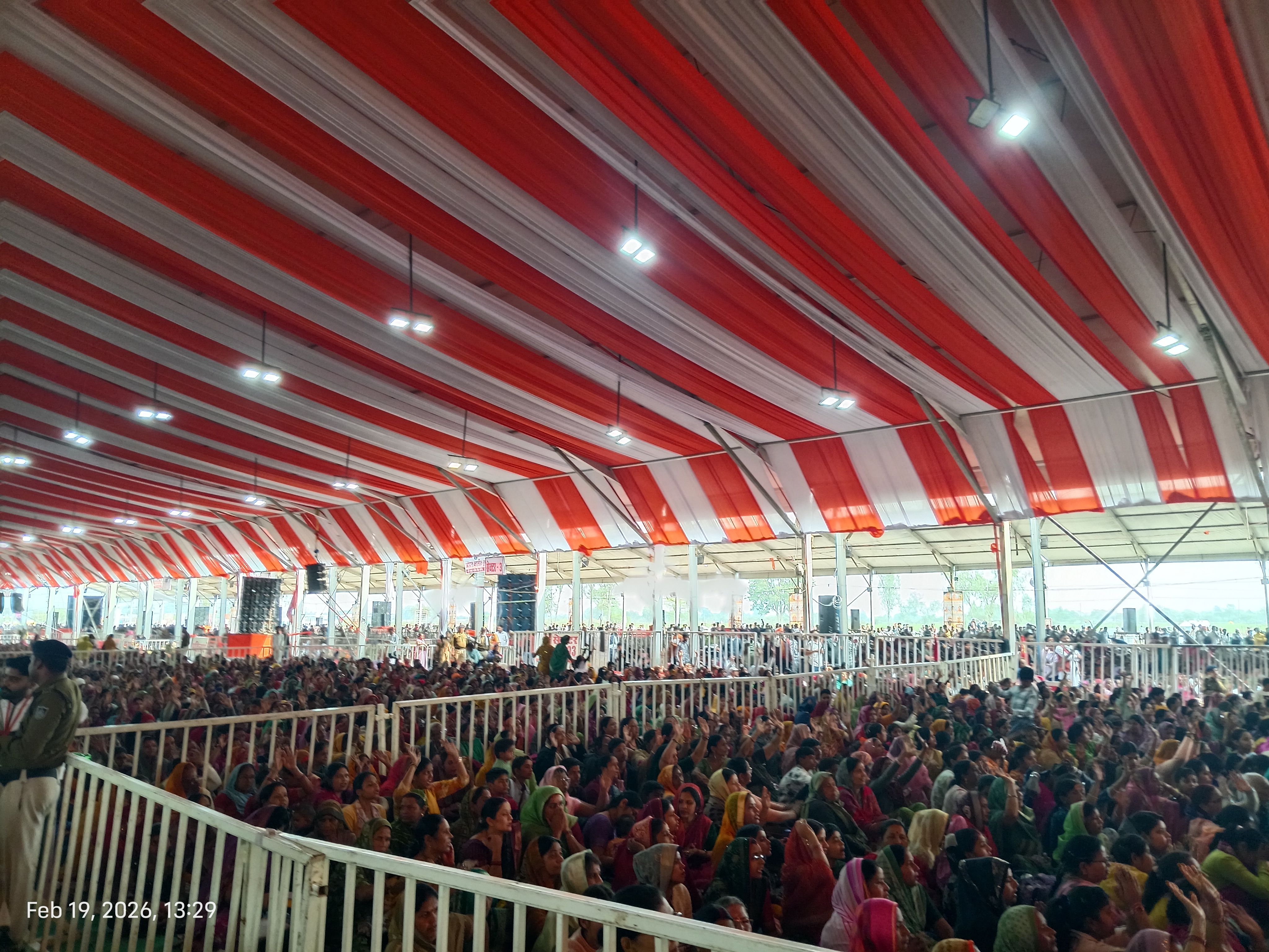 नवग्रह प्राण-प्रतिष्ठा महोत्सव का नवां दिन पं. श्री धीरेन्द्र शास्त्री जी द्वारा लगाए गए दिव्य दरबार मेें पीड़ित लोग रोत हुए आए हंसते हुए गए
