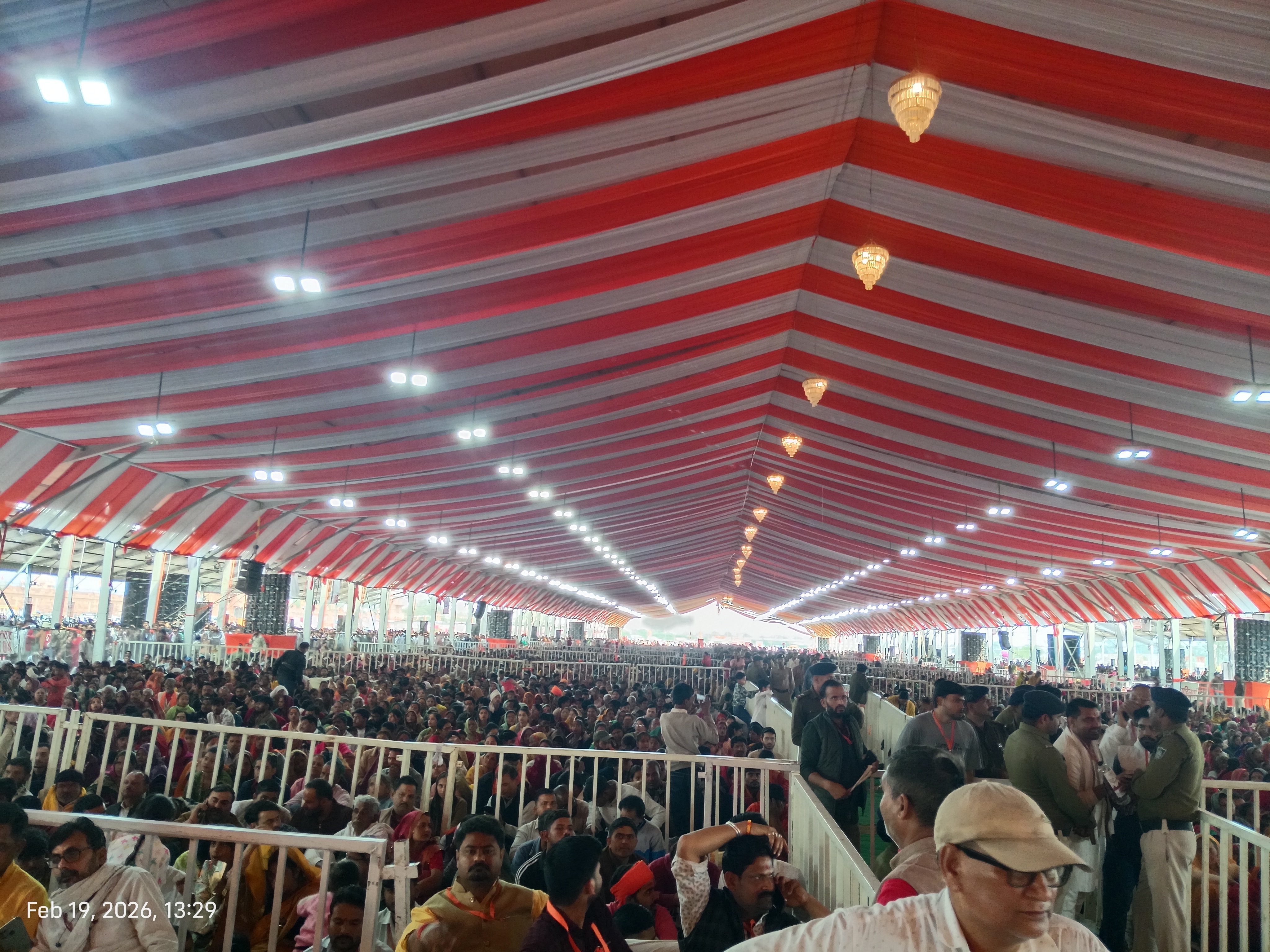 नवग्रह प्राण-प्रतिष्ठा महोत्सव का नवां दिन पं. श्री धीरेन्द्र शास्त्री जी द्वारा लगाए गए दिव्य दरबार मेें पीड़ित लोग रोत हुए आए हंसते हुए गए