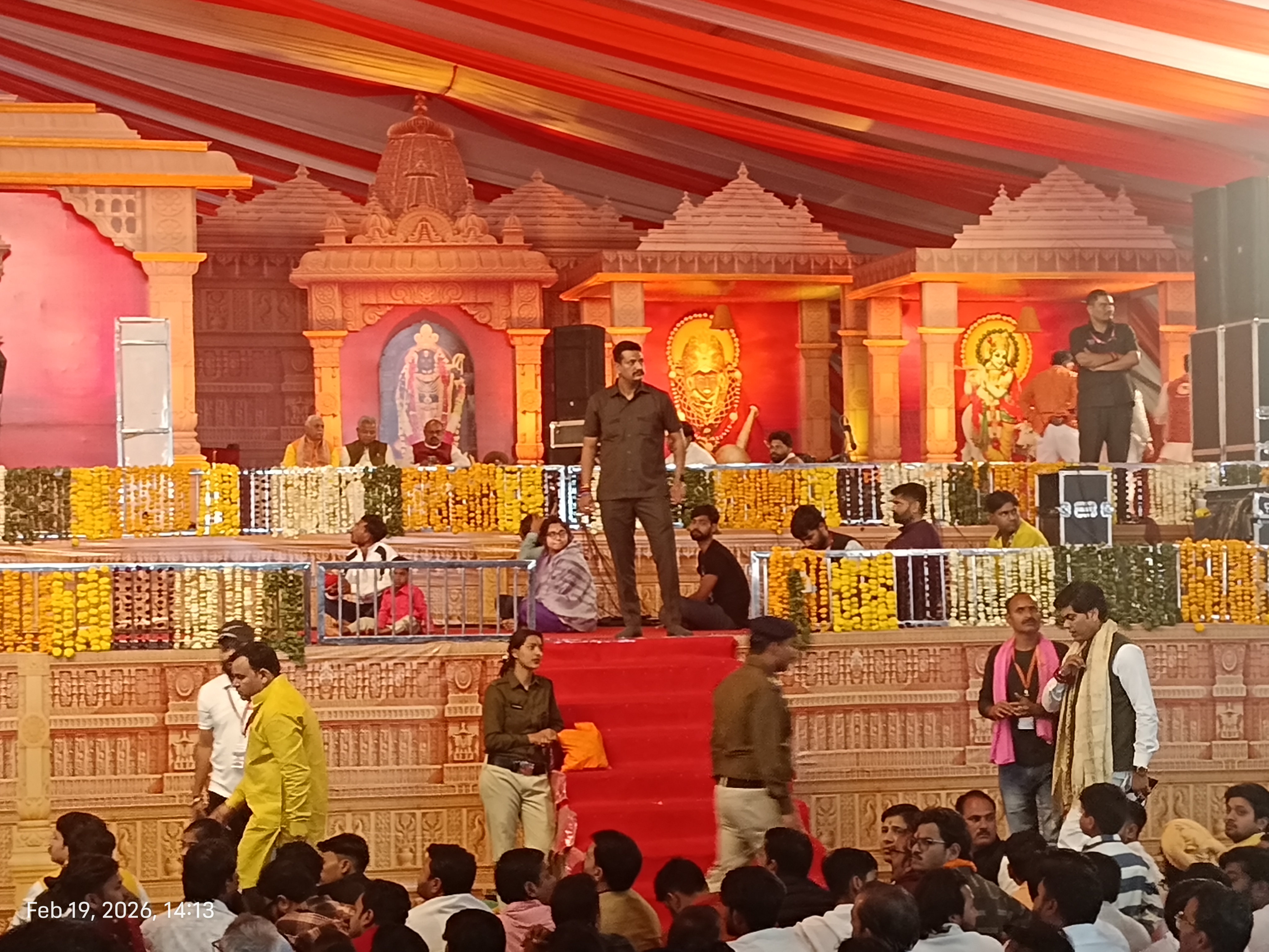 नवग्रह प्राण-प्रतिष्ठा महोत्सव का नवां दिन पं. श्री धीरेन्द्र शास्त्री जी द्वारा लगाए गए दिव्य दरबार मेें पीड़ित लोग रोत हुए आए हंसते हुए गए