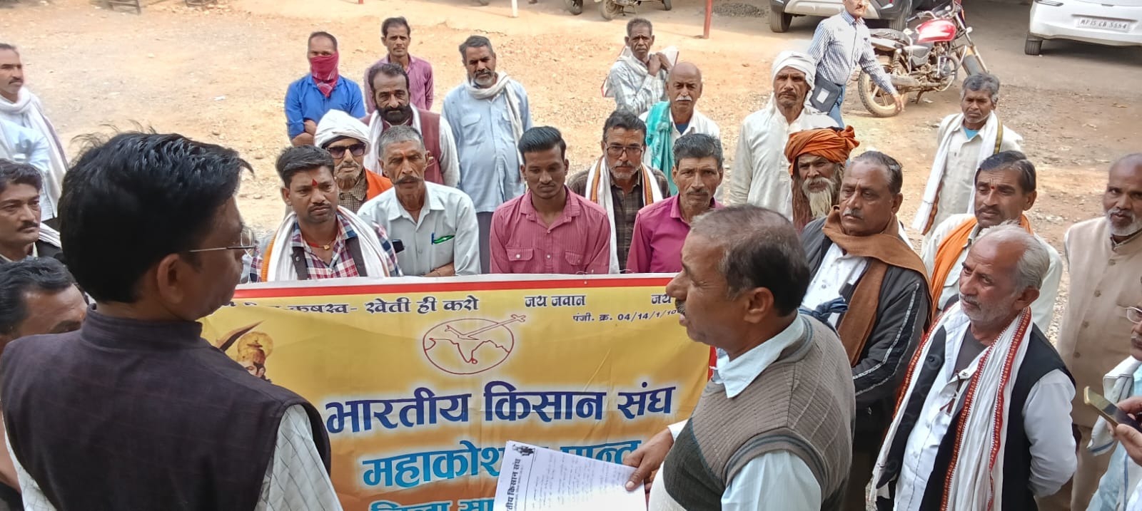 किसान संघ ने ₹2700 में गेहूँ और ₹3100 में धान खरीदी की मांग को लेकर एसडीएम को सौंपा ज्ञापन