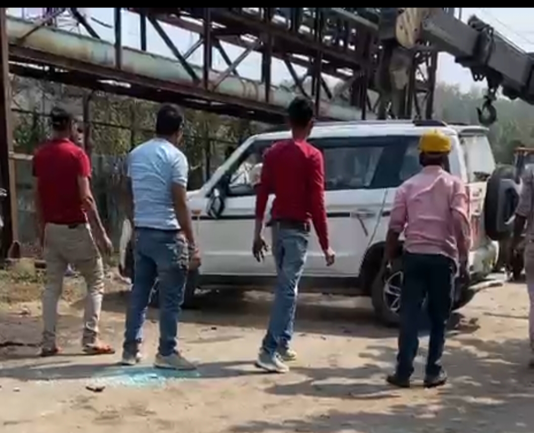 बोलेरो वाहन अनियंत्रित होकर संजय गांधी थर्मल पावर प्लांट के ट्रांसफार्मर से टकराया कोई हताहत नहीं हुई ।
