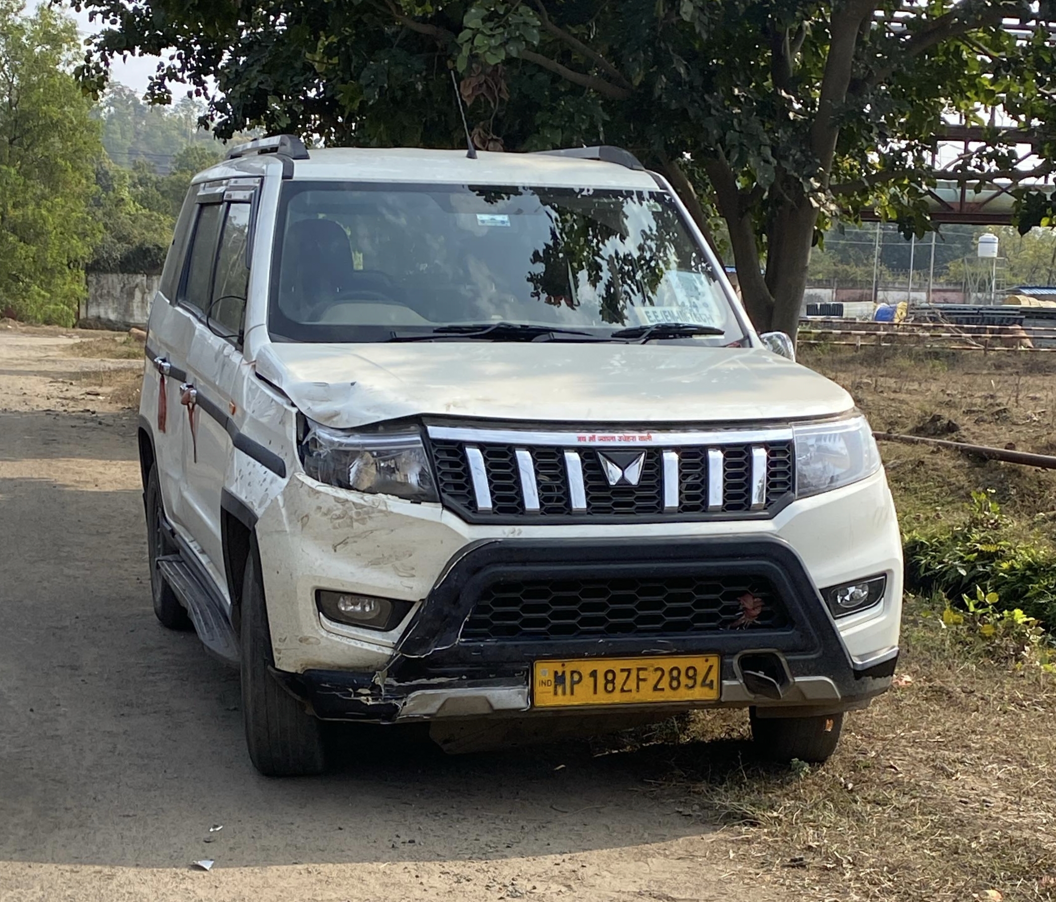 बोलेरो वाहन अनियंत्रित होकर संजय गांधी थर्मल पावर प्लांट के ट्रांसफार्मर से टकराया कोई हताहत नहीं हुई ।