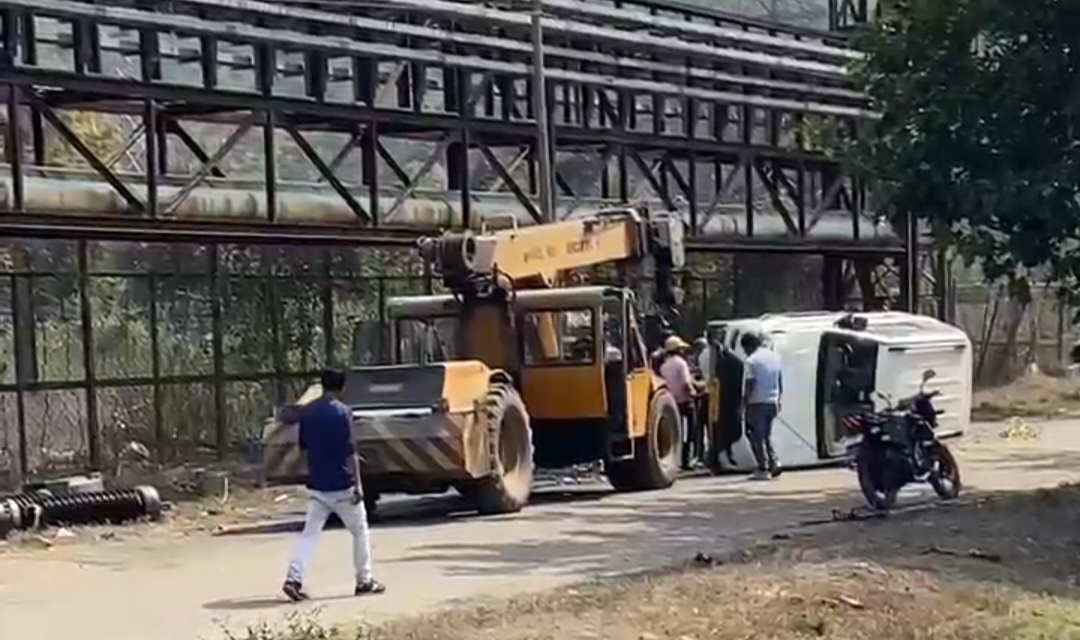 बोलेरो वाहन अनियंत्रित होकर संजय गांधी थर्मल पावर प्लांट के ट्रांसफार्मर से टकराया कोई हताहत नहीं हुई ।