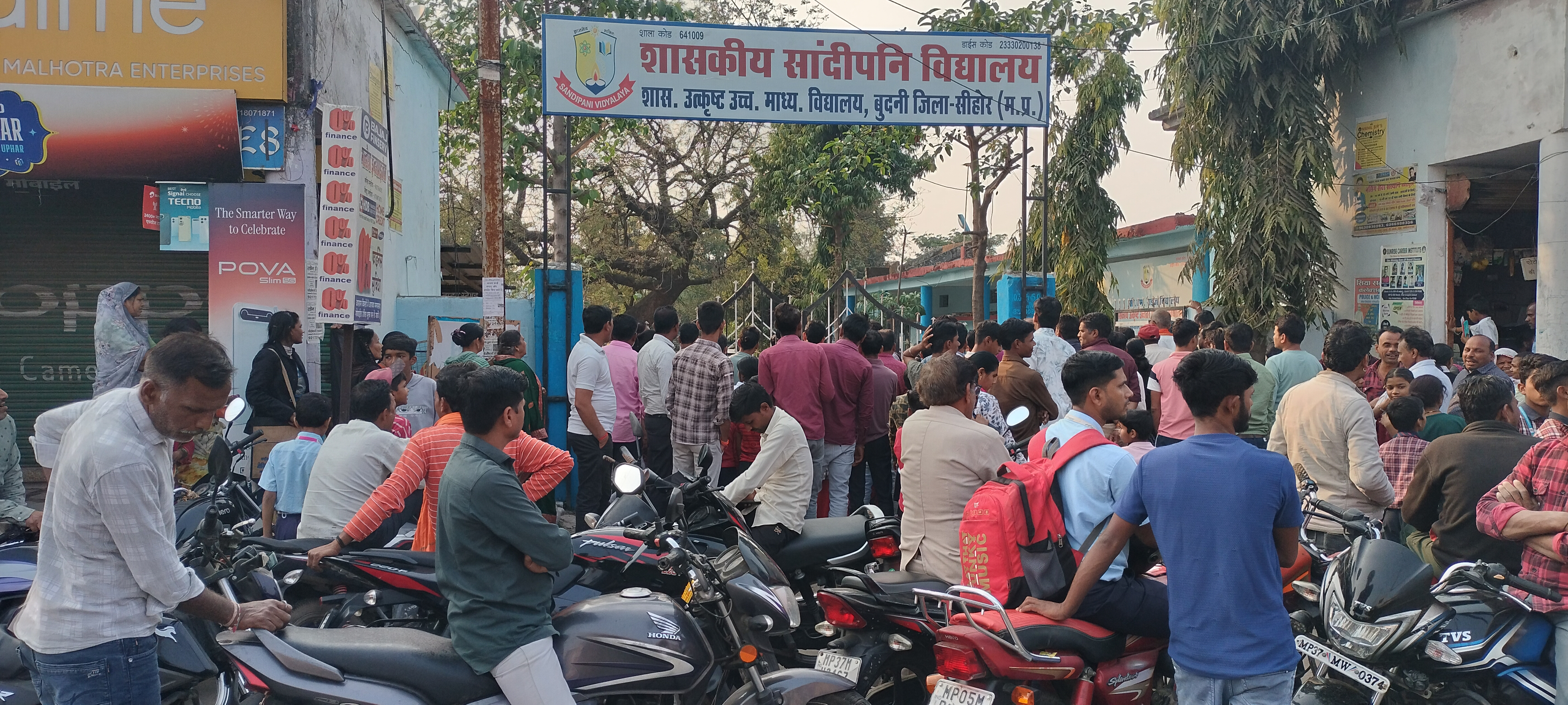 स्कूल के सामने हाइवे बना खतरा