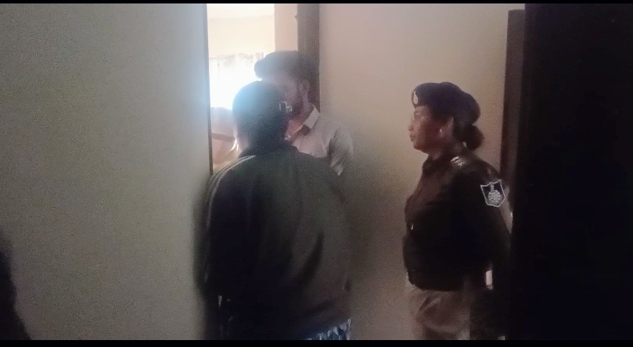 सुहाग लॉज पर पुलिस का छापा स्थानीय प्रशासन की कार्रवाई से इलाके में हड़कंप संदिग्ध गतिविधियों के चलते की गई छानबीन posted by Nilesh Sharma from Ganjbasoda