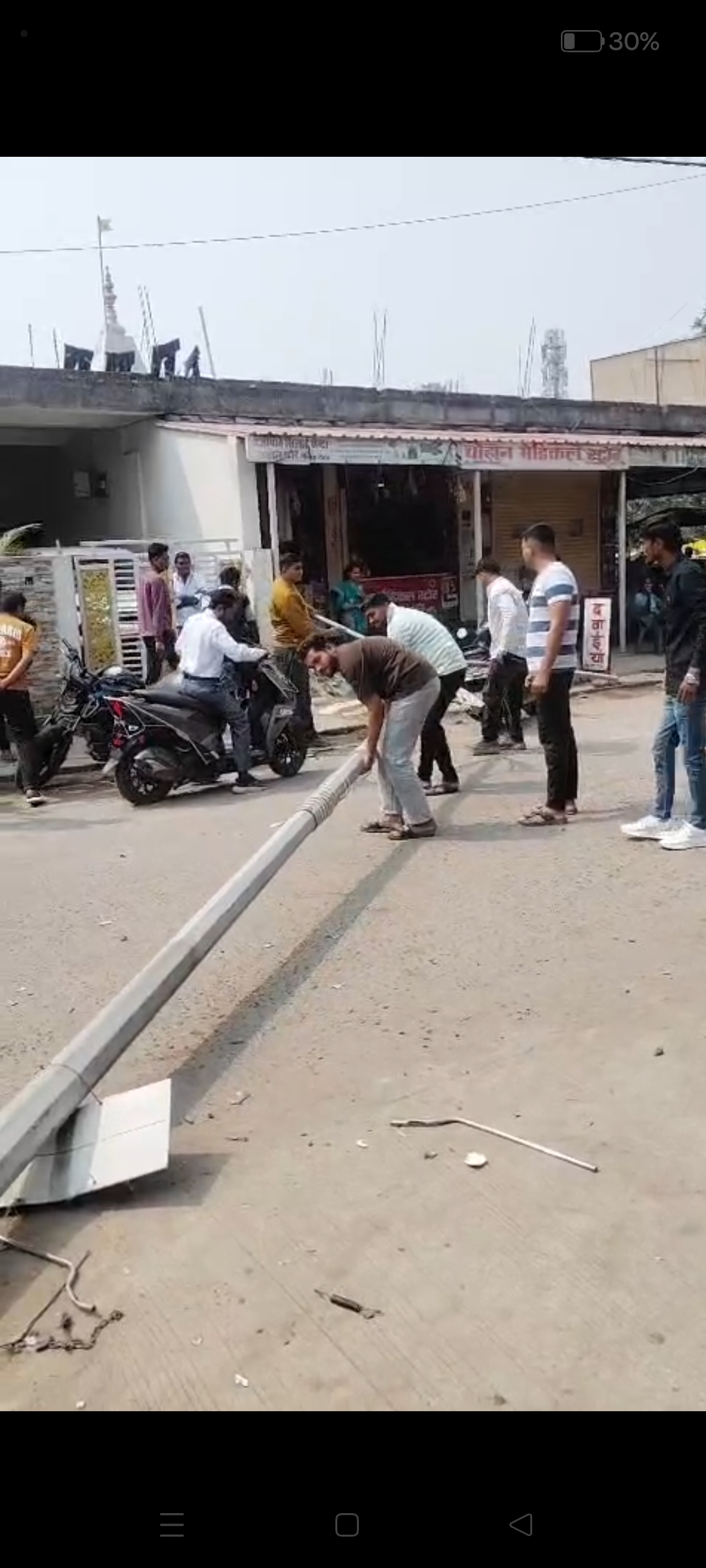 बुधनी के महाराणा प्रताप चौराहे पर डंफर की टक्कर से बिजली का खंभा गिरा, बड़ा हादसा टला