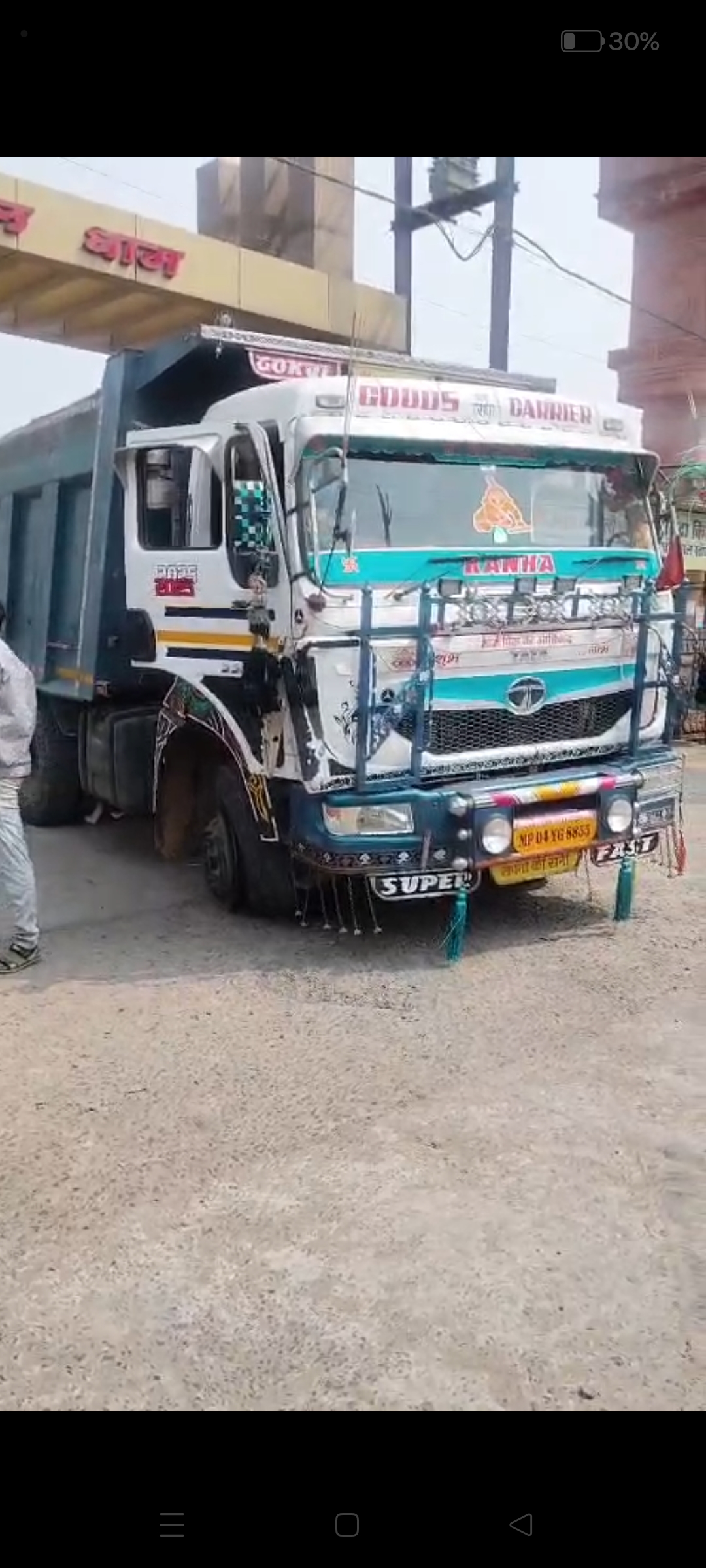 बुधनी के महाराणा प्रताप चौराहे पर डंफर की टक्कर से बिजली का खंभा गिरा, बड़ा हादसा टला