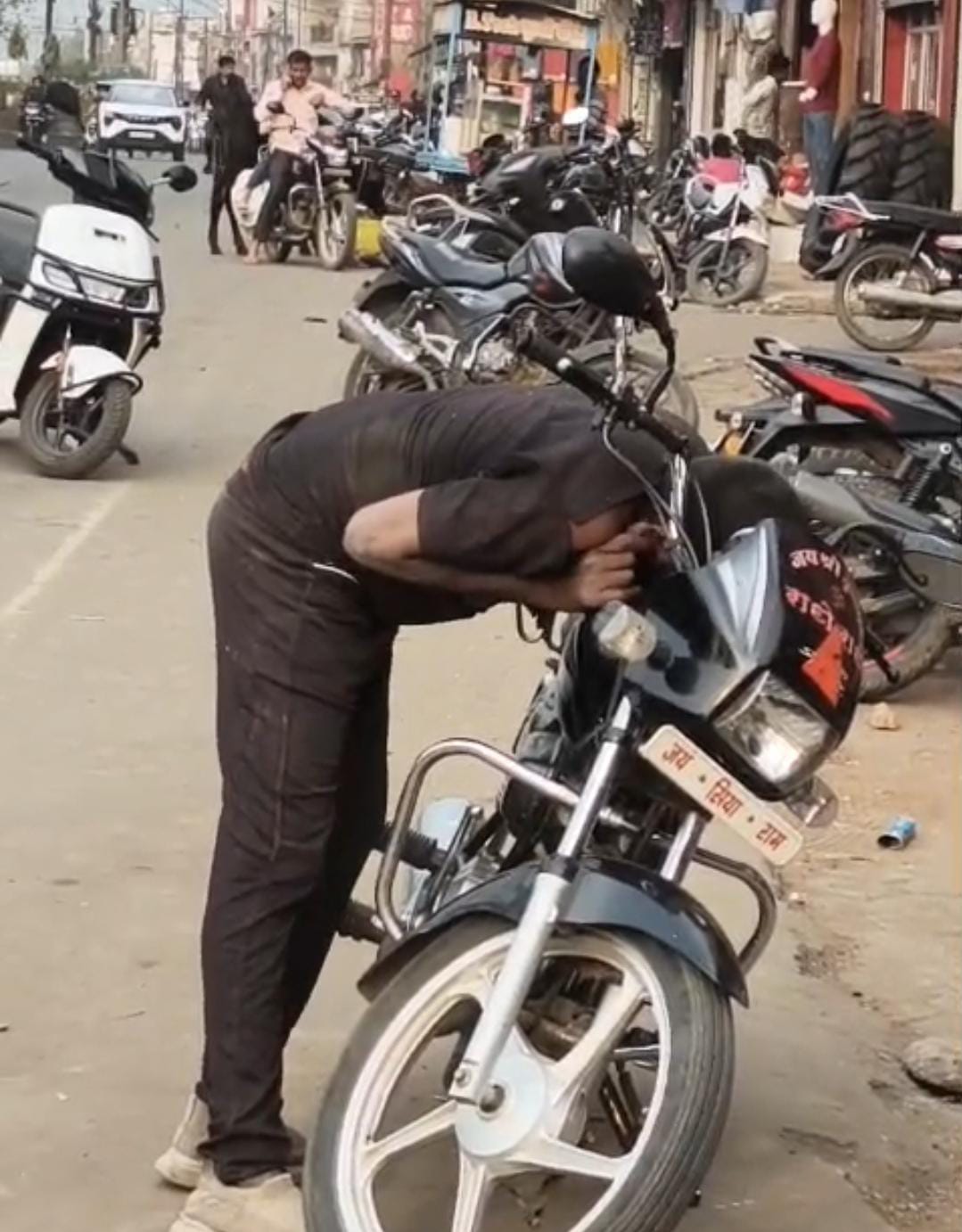 बीना मैं अजीब नशेड़ी 