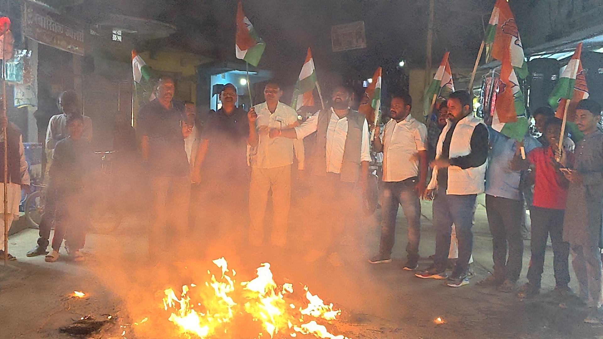 सिहावल बना सियासी रणभूमि: विजयवर्गीय के बयान से भड़की कांग्रेस, बाजार में जले पुतले