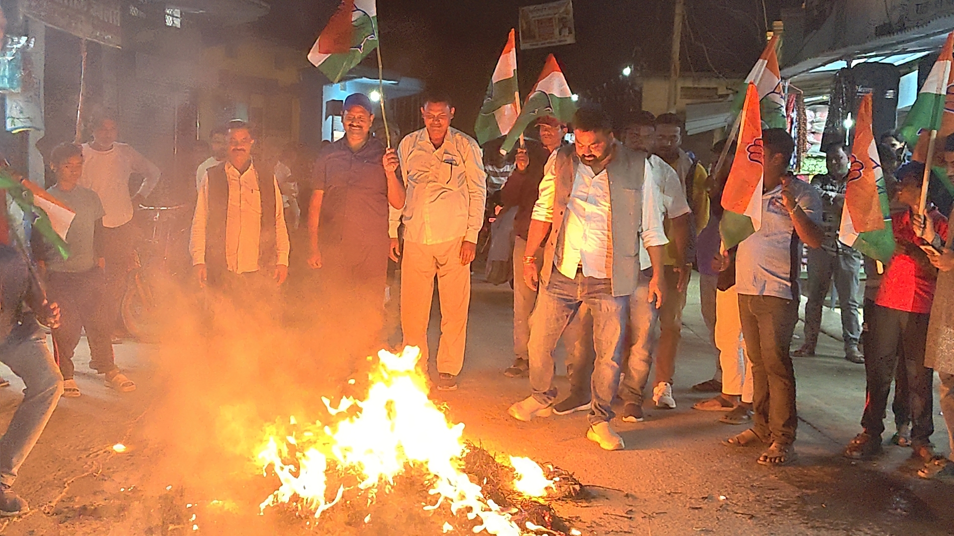 सिहावल बना सियासी रणभूमि: विजयवर्गीय के बयान से भड़की कांग्रेस, बाजार में जले पुतले
