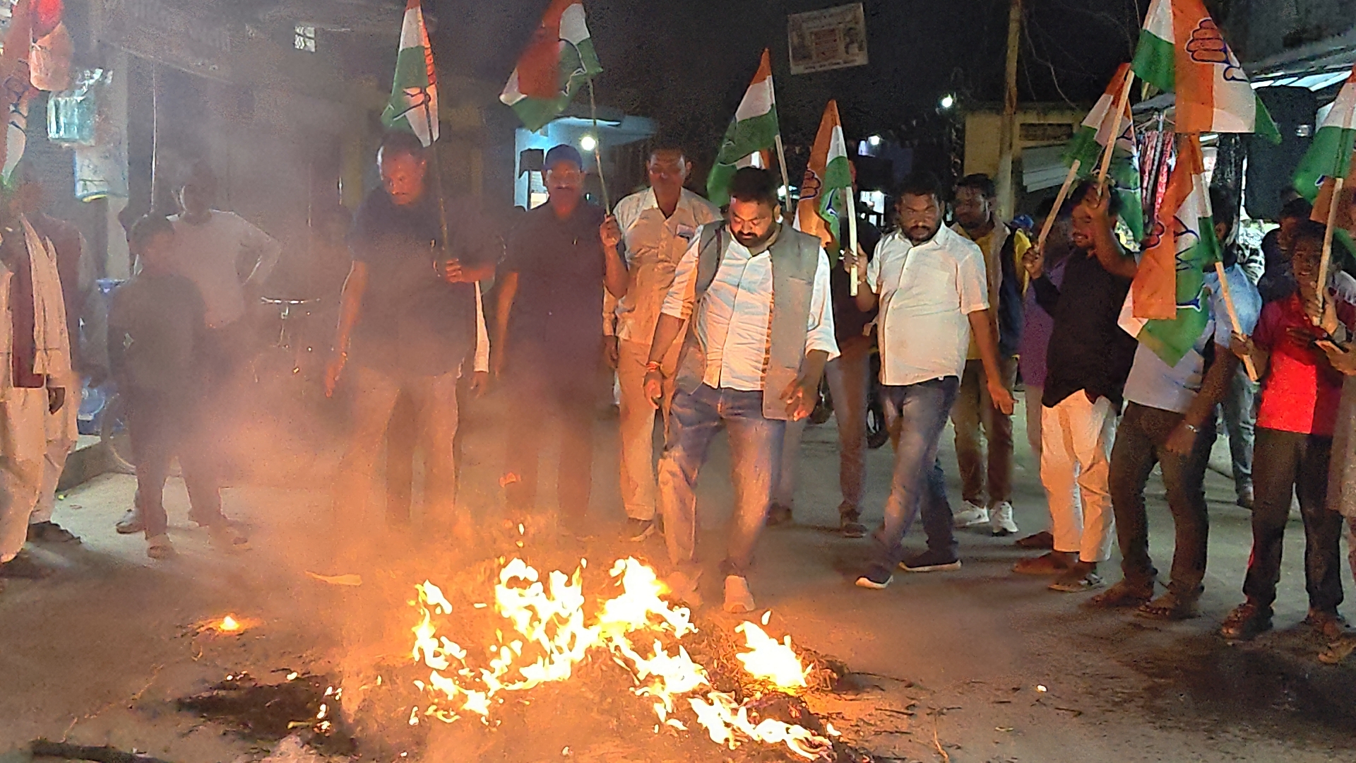सिहावल बना सियासी रणभूमि: विजयवर्गीय के बयान से भड़की कांग्रेस, बाजार में जले पुतले