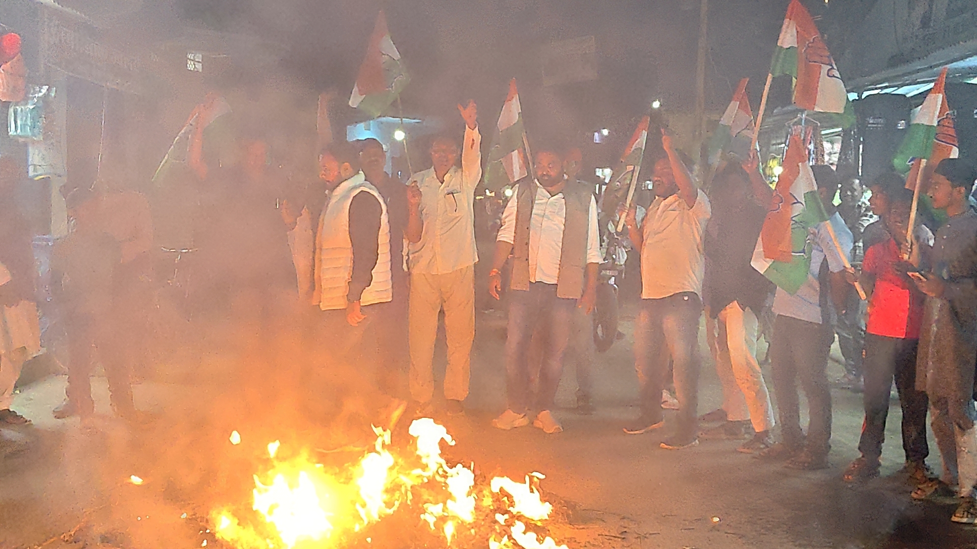 सिहावल बना सियासी रणभूमि: विजयवर्गीय के बयान से भड़की कांग्रेस, बाजार में जले पुतले