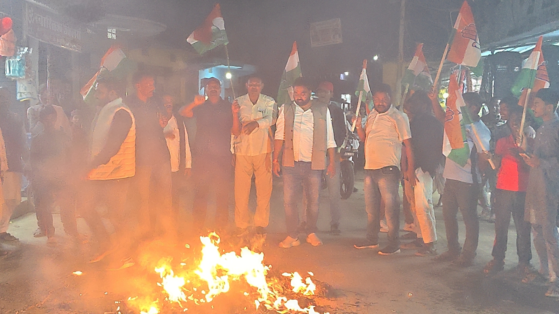 सिहावल बना सियासी रणभूमि: विजयवर्गीय के बयान से भड़की कांग्रेस, बाजार में जले पुतले