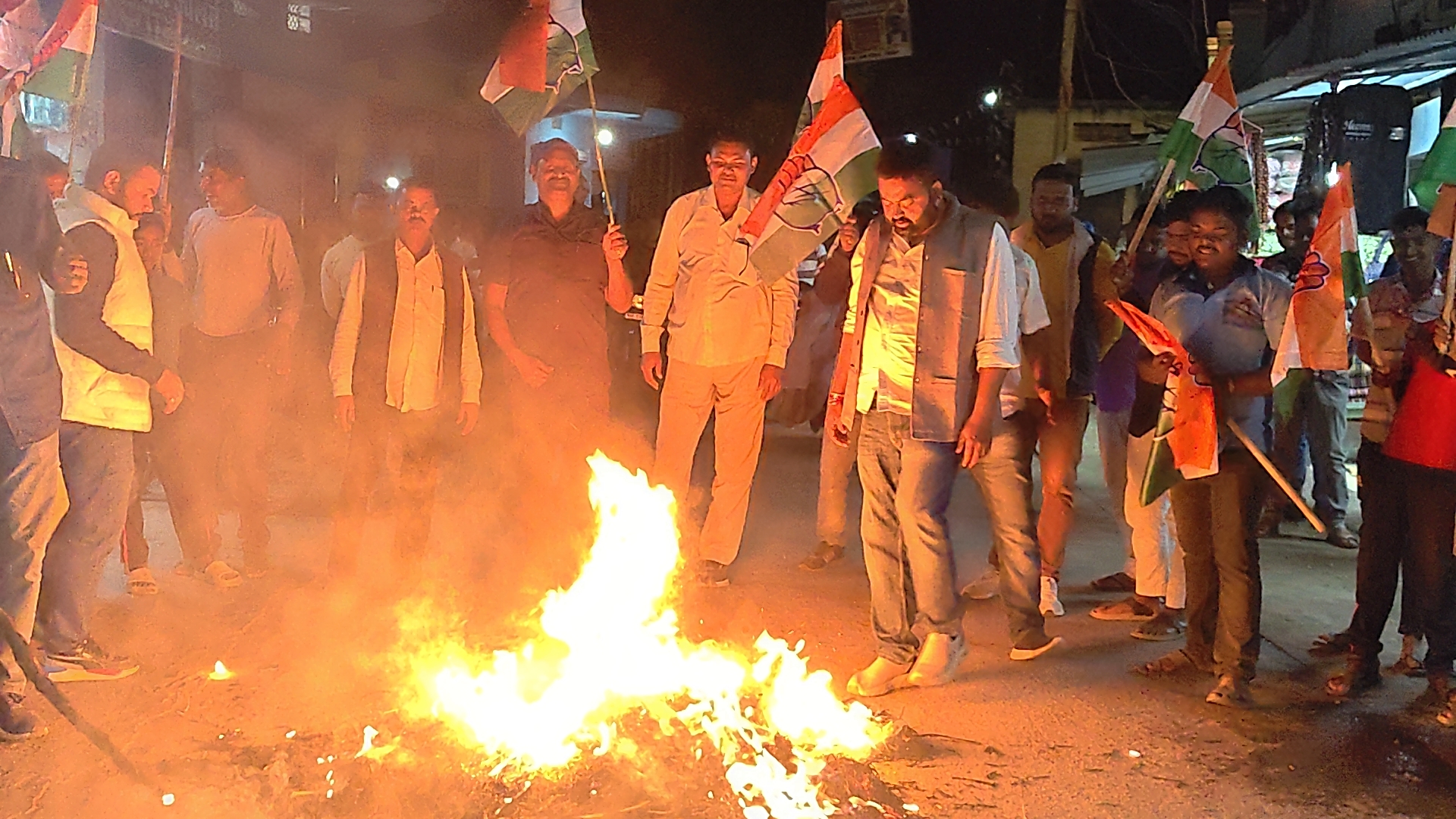 सिहावल बना सियासी रणभूमि: विजयवर्गीय के बयान से भड़की कांग्रेस, बाजार में जले पुतले