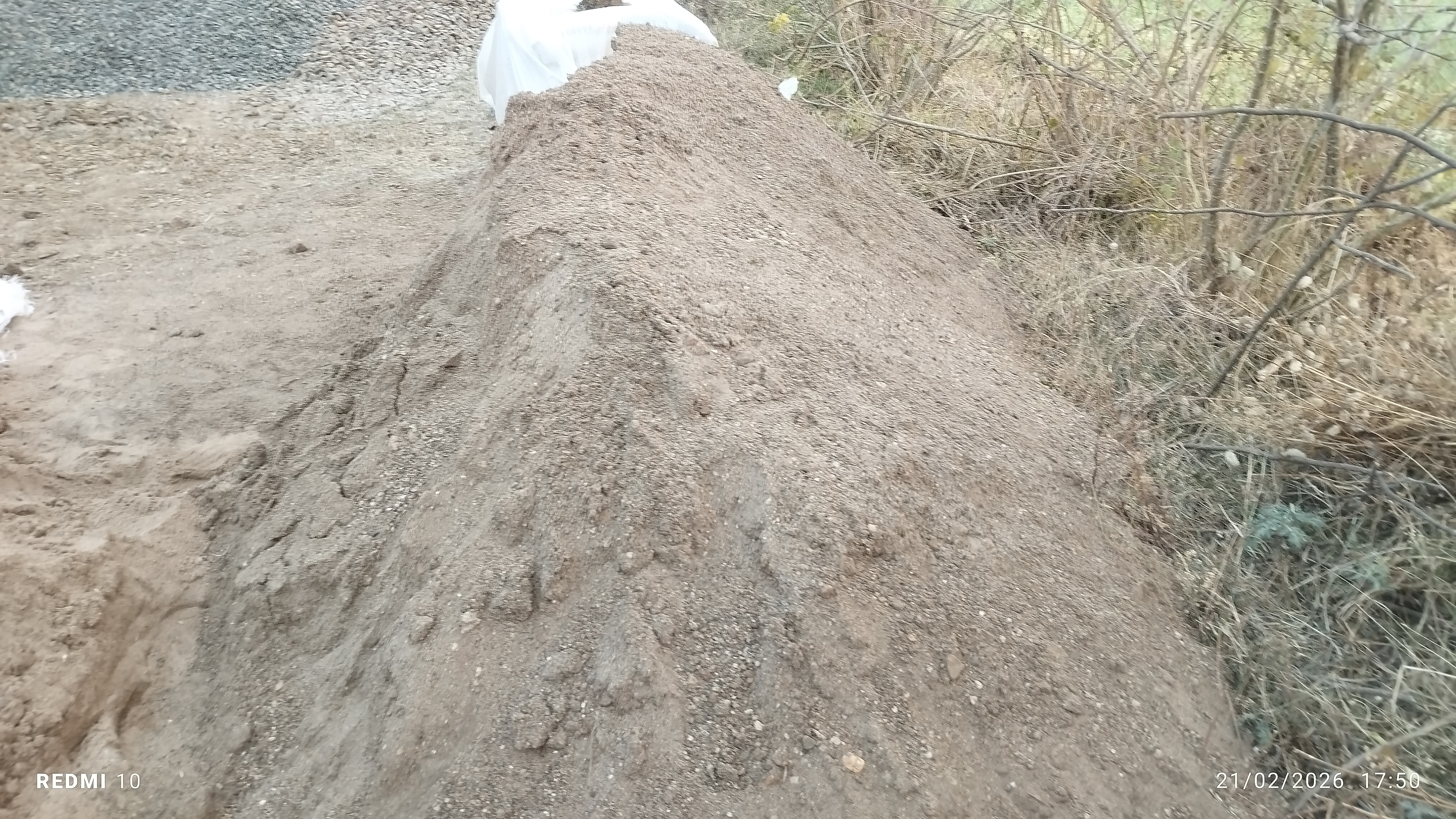 ग्राम पंचायत पडरियाडोंगरी में शासकी राशि का किया जा रहा है दुरुपयोग  पांचवां वित से हो रही निर्माण कार्य जिस में भारी अनिमिता बरती जा रही  व posted by Satish Baghel from Dindori