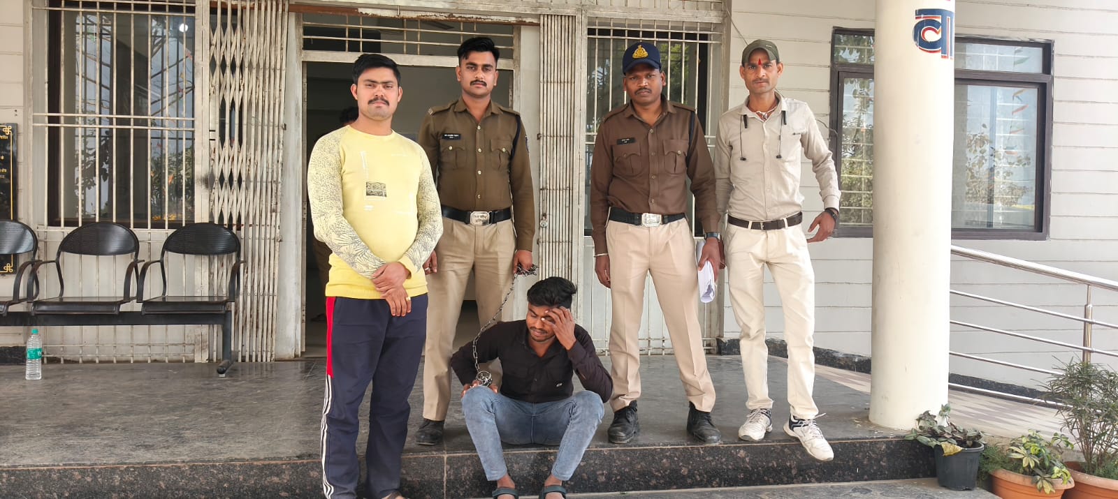 *भैंसदेही पुलिस की बड़ी कार्रवाई — 3.44 लाख रुपए की अवैध अंग्रेजी शराब जप्त*  posted by Mohammad Asif Langha from Amla