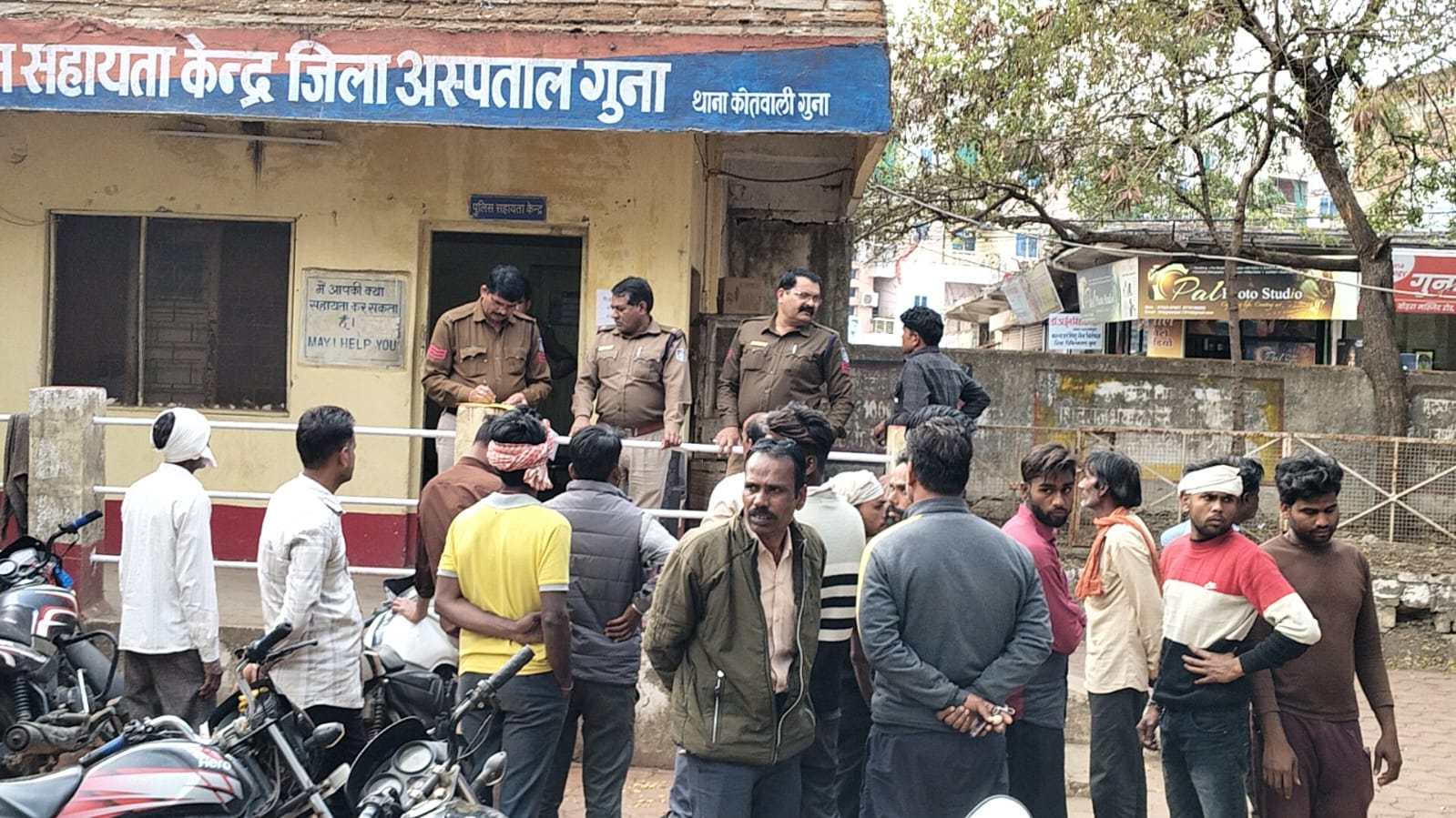 गुना के जंगल में लापता मजदूर का शव पेड़ पर लटका मिला परिजनों ने हत्या का आरोप लगाकर पुलिस में रिपोर्ट दर्ज कराई posted by Ved Parkash Arya from Guna