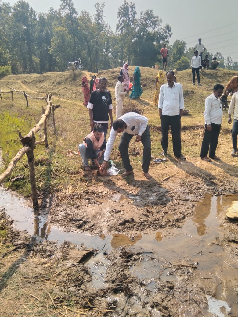 करहिया टोला में सड़क एवं पुलिया निर्माण का कार्य शुरू* posted by Shailendra Kumar Dahiya  from Majholi