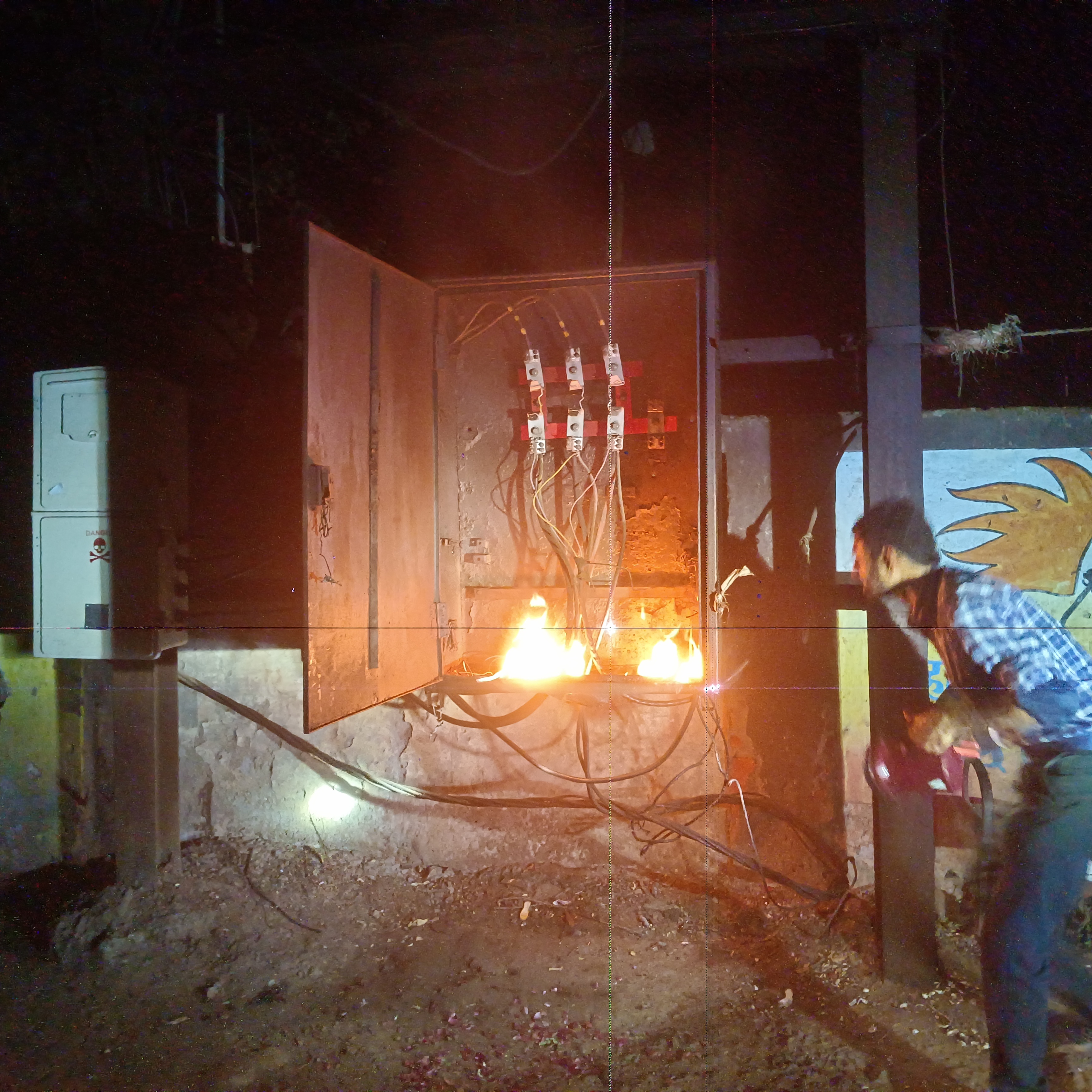 बिरसिंहपुर पाली में बिजली विभाग की लापरवाही से ट्रांसफार्मर में लगी भीषण आग से जनता में हड़कंप और चिंता का माहौल posted by Arun Kumar Vishwakarma from Umaria