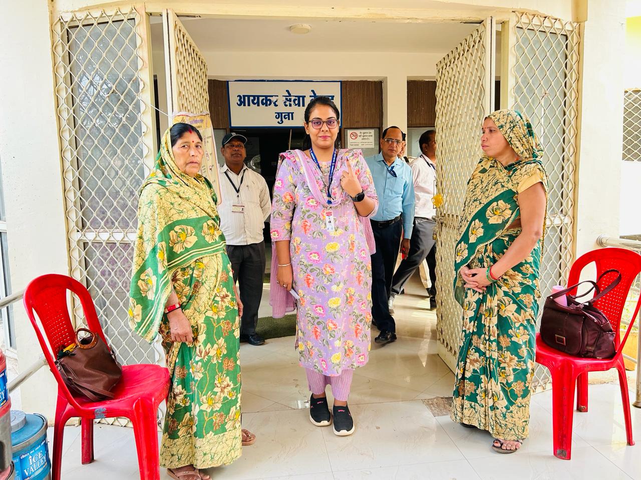 नपा के दबाव में आकर कर्मचारी ने सीएमओ चैंबर में खाया जहर अस्पताल में भर्ती पूरा शहर स्तब्ध मामला गहराया posted by Ved Parkash Arya from Guna