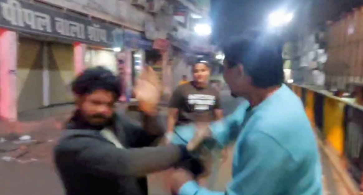 दमोह में शहर के बीचो-बीच ट्रक चालक से जमकर मारपीट posted by Akib Khan from Damoh