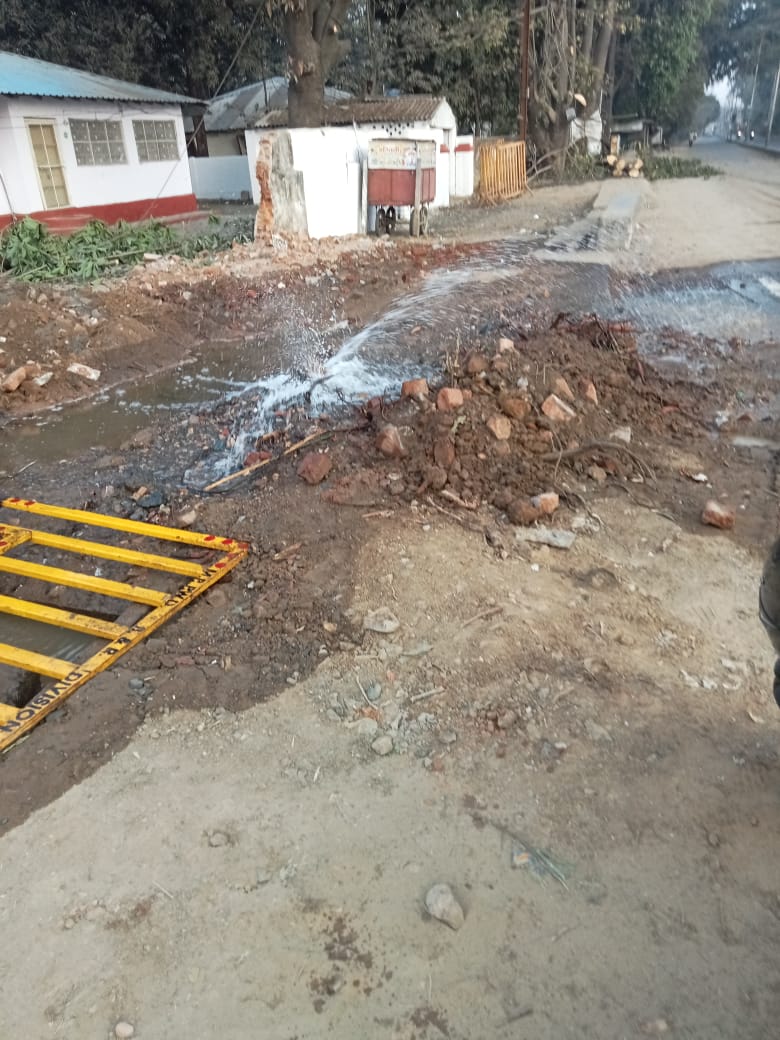 सरकारी पाइपलाइन फूटने से हजारों लीटर पानी सड़कों पर बहा posted by Sachin Jain from Betul