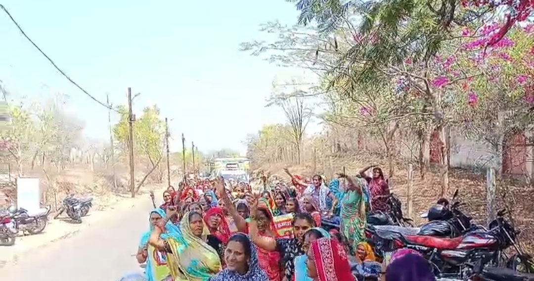 कलेक्टर से मिलने पांच घंटे बैठी रही महिलाएं, कलेक्टर ने कार्रवाई का आश्वासन देकर कहा- सामाजिक चेतना जगाने का प्रयास करें posted by Lokesh Davde