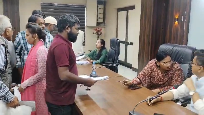 रीवा कलेक्ट्रेट में अनोखा विरोध: सड़क निर्माण की गुहार के लिए नारियल लेकर दंडवत पहुँचा युवक posted by Arvind Tiwari from Teonthar