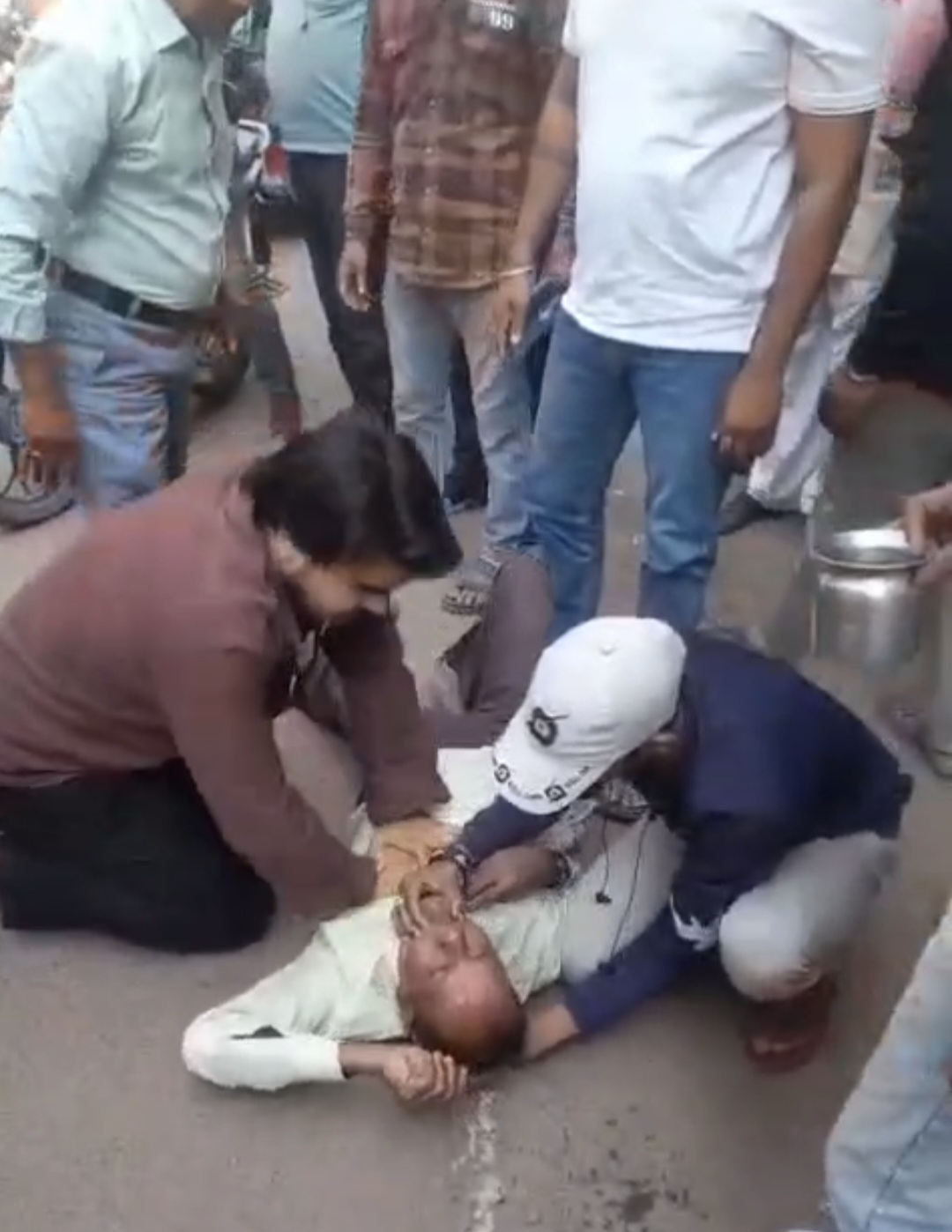 छतरपुर शहर के महल रोड स्थित बालाजी मंदिर के पास उस समय हड़कंप मच गया, जब एक युवक को अचानक साइलेंट हार्ट अटैक आ गया  posted by Amit Kumar Awasthi