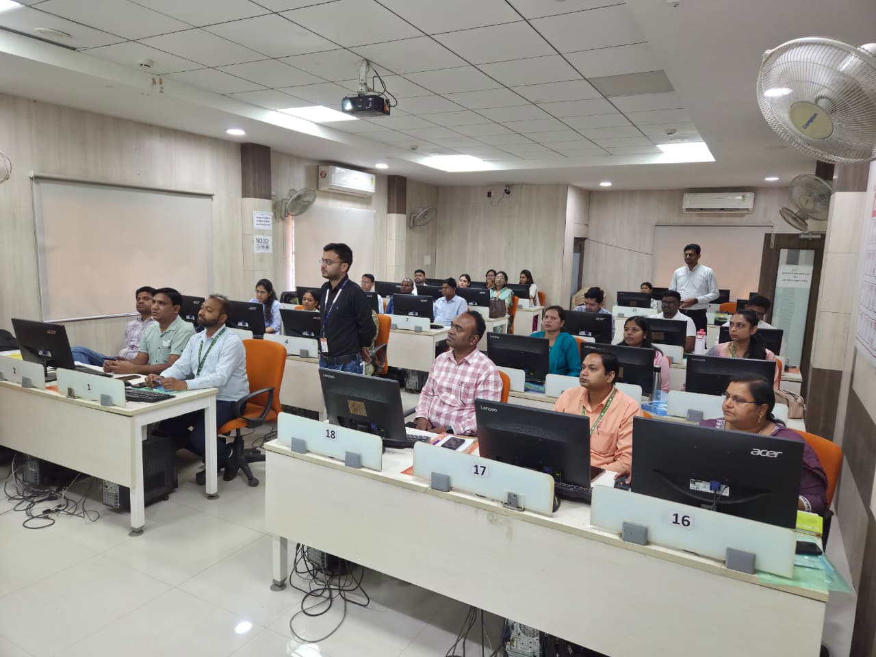 आयुष चिकित्सकों को दिया ई-औषधी पोर्टल का प्रशिक्षण दवाओं की मांग से वितरण तक अब सब होगा ऑनलाइन  posted by Sachin Jain from Betul