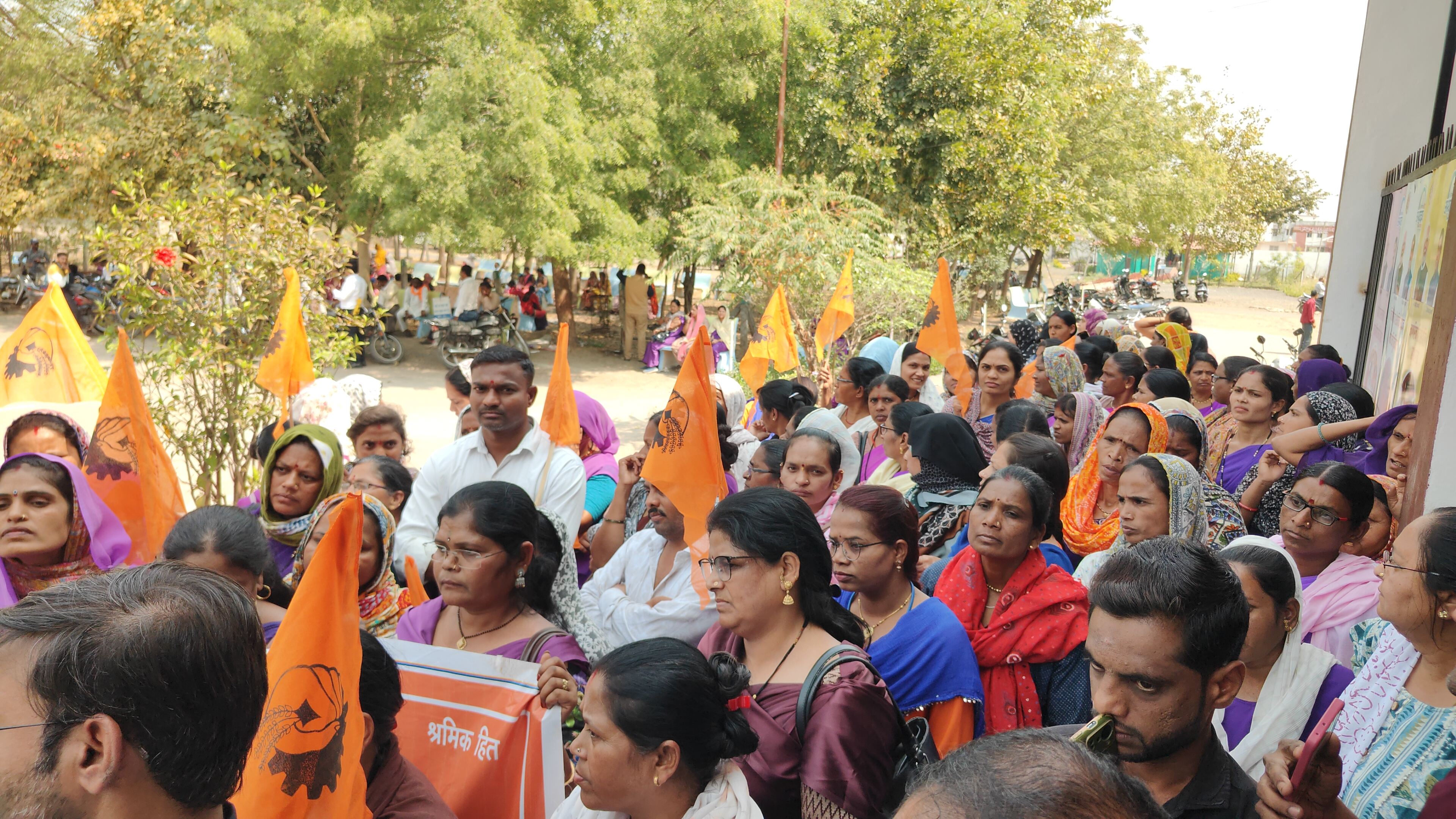 “नियमितीकरण या सड़क पर संघर्ष!”— 2.5 लाख कर्मचारियों की हुंकार, सरकार को सीधी चेतावनी posted by Raju Rathore from Burhanpur