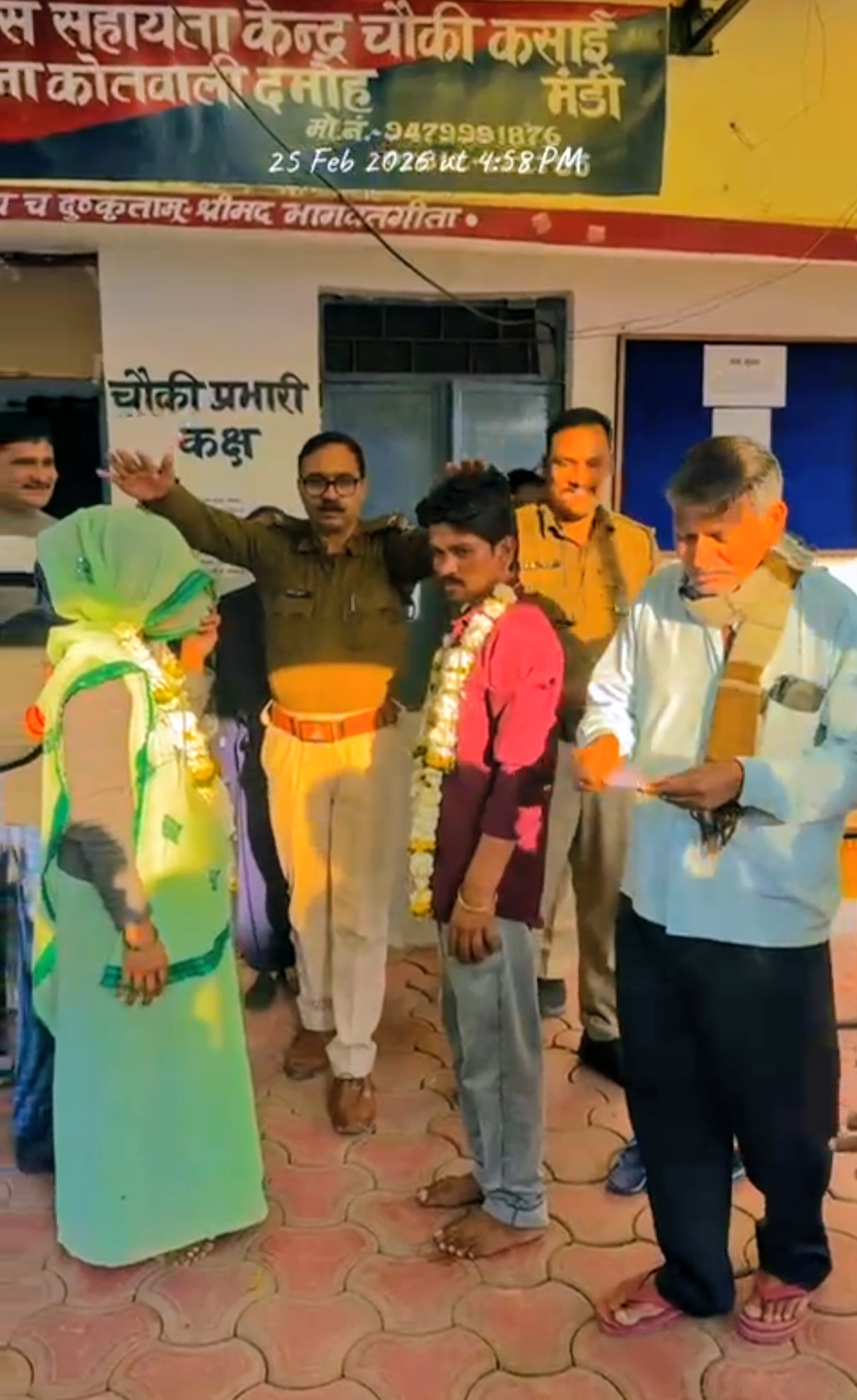 दमोह पुलिस ने समझाईश से पति पत्नी का विवाद सुलझाया दोनों ने पुलिस चौकी में एक दूसरे को पहनाई वरमाला posted by Akib Khan from Damoh